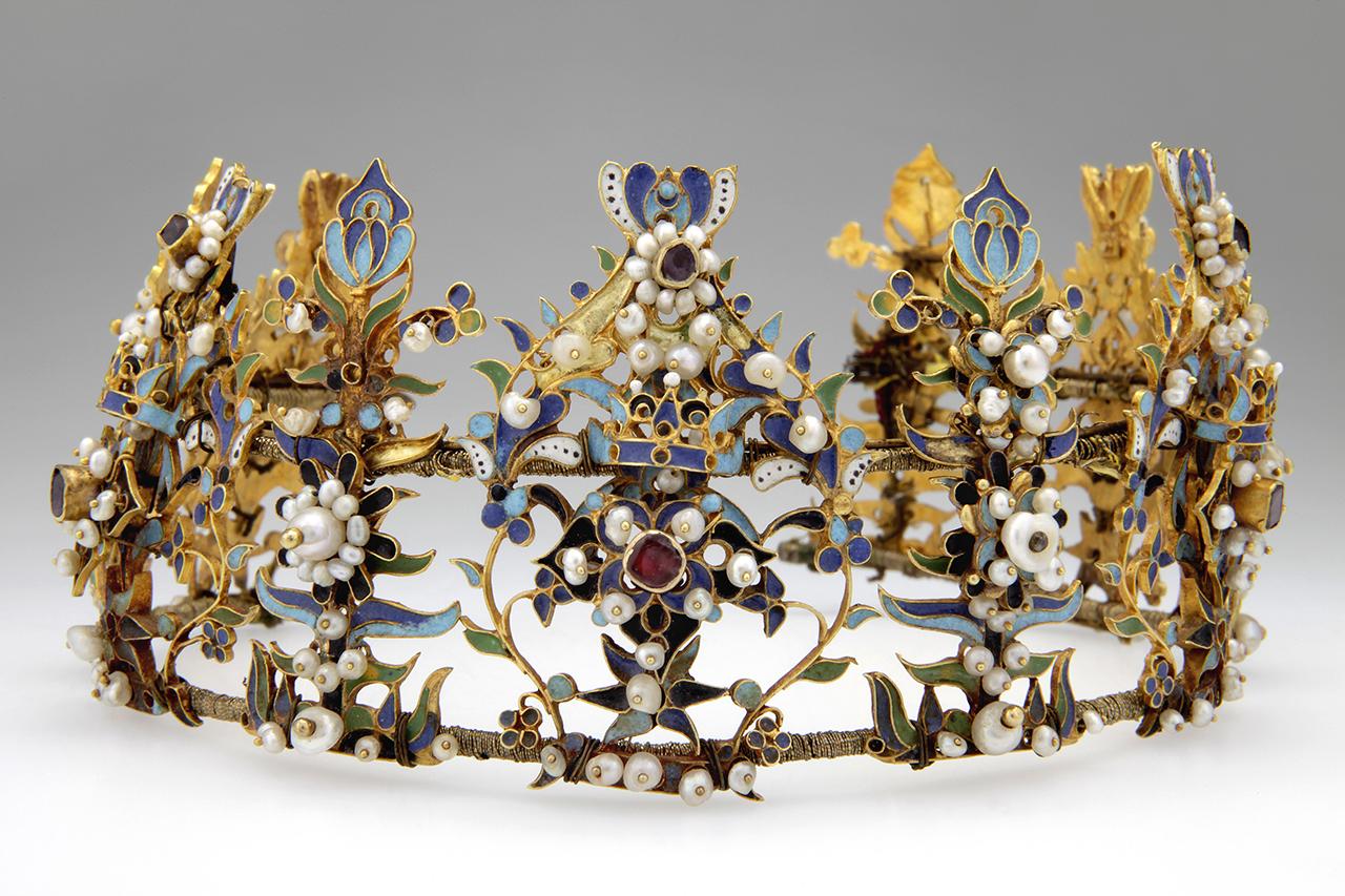 Zománcos boglárokból álló koronka