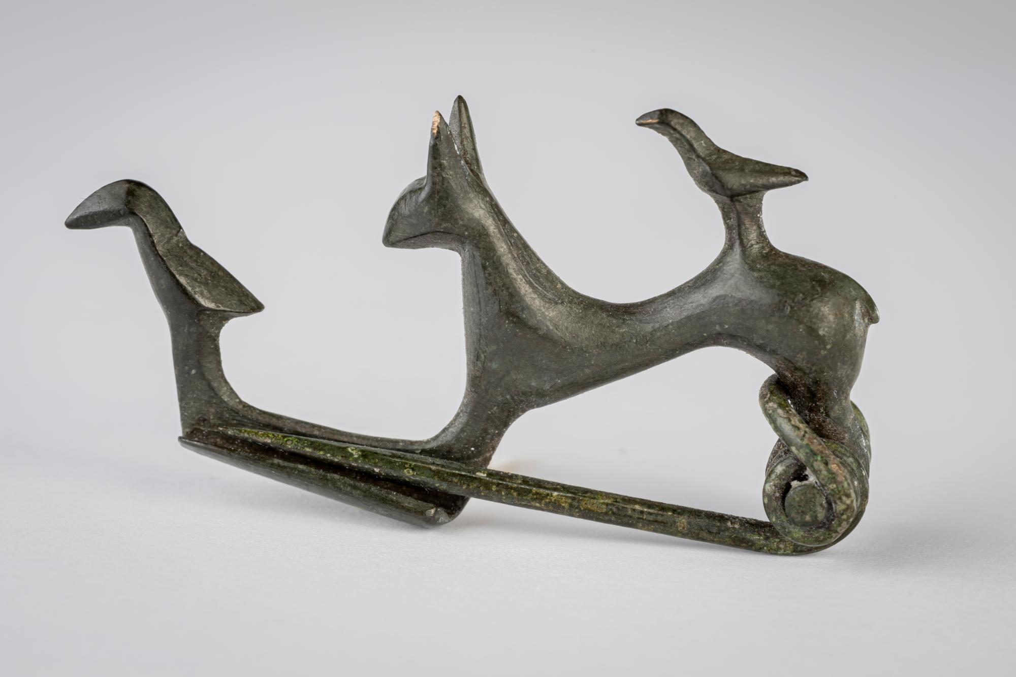 Madarakat és ragadozó állatot ábrázoló fibula a Somlóról 