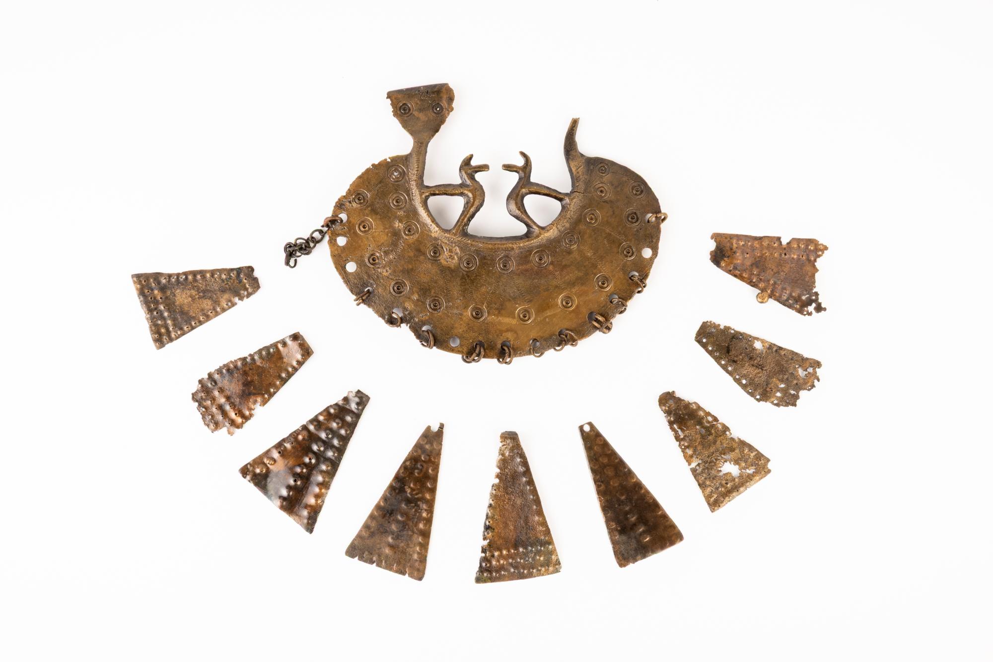 Karikás csörgő csüngőkkel a hallstatti temetőből 