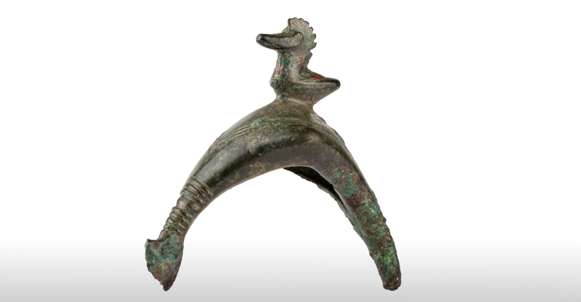 Madáralakkal díszített fibula a Somlóról  