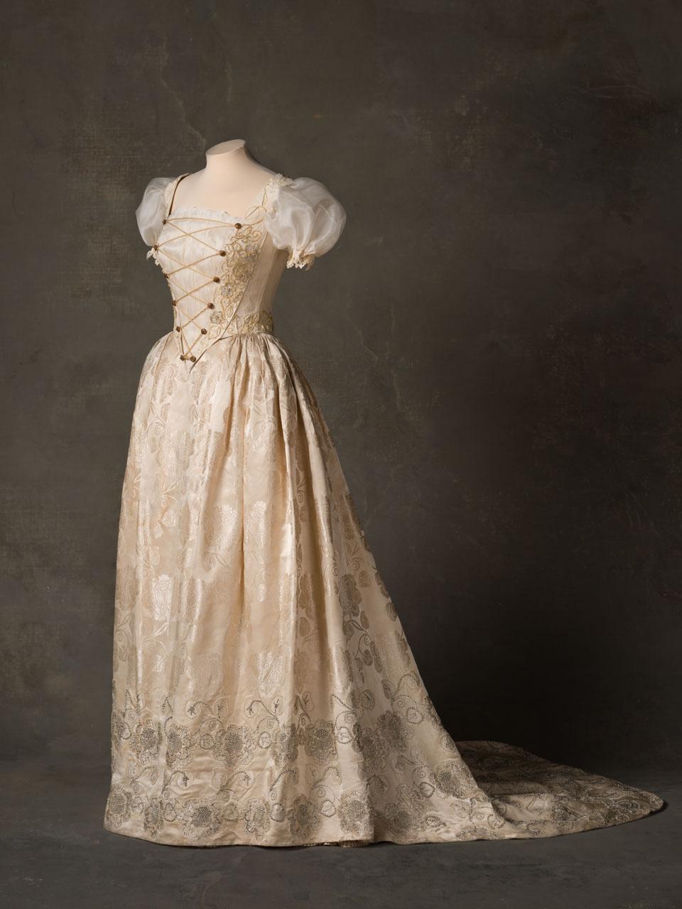 Edelsheim Gyulai Ilona menyasszonyi ruhája ...