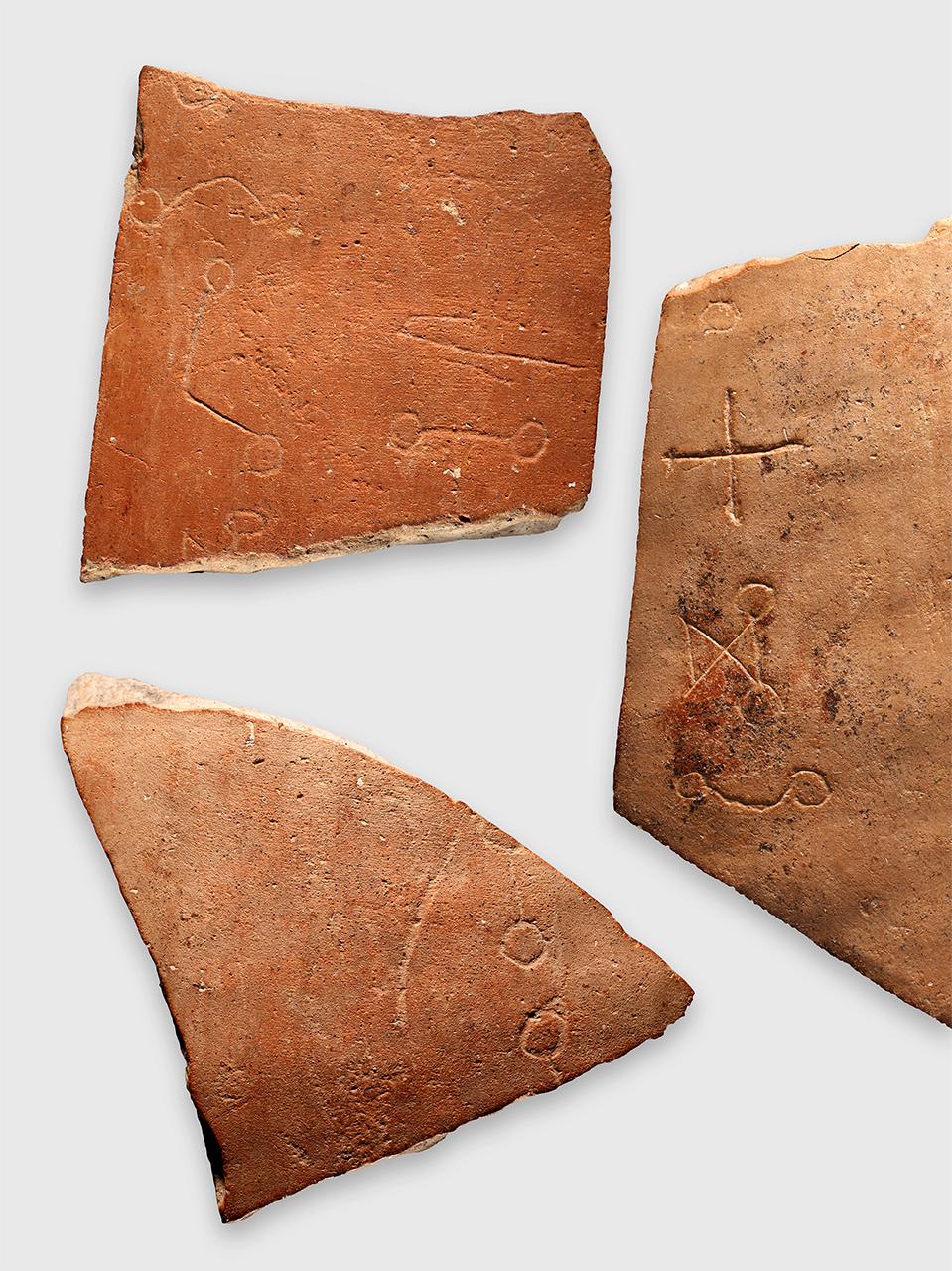 Obla glagolica feliratos polírozott palackoldal-töredékek, Zalavár-Vársziget.