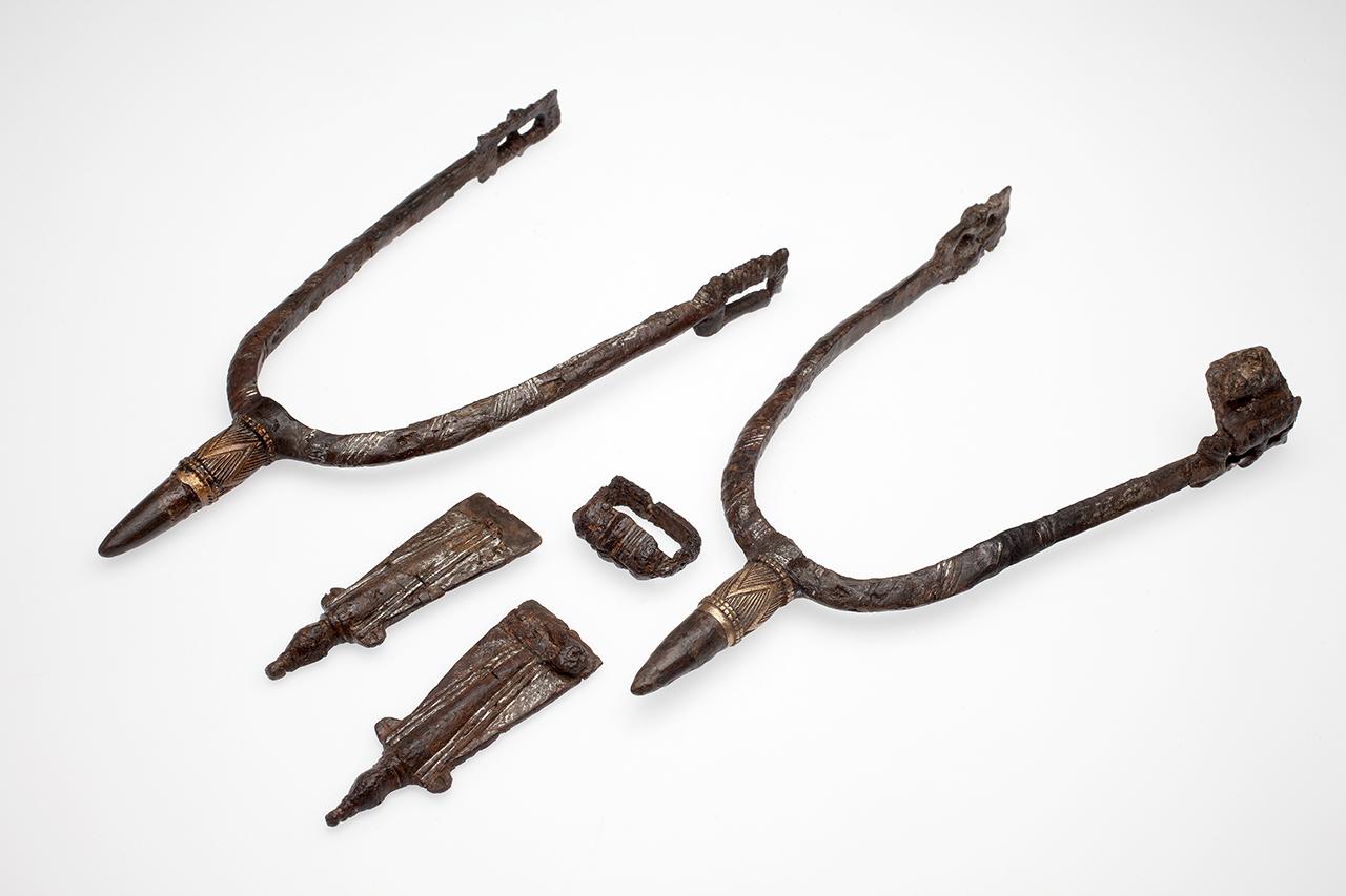 Sarkantyúgarnitúra, Zalavár-Vársziget, Szűz Mária templom temetője 269. sír, vas, ezüst- és rézberakással.