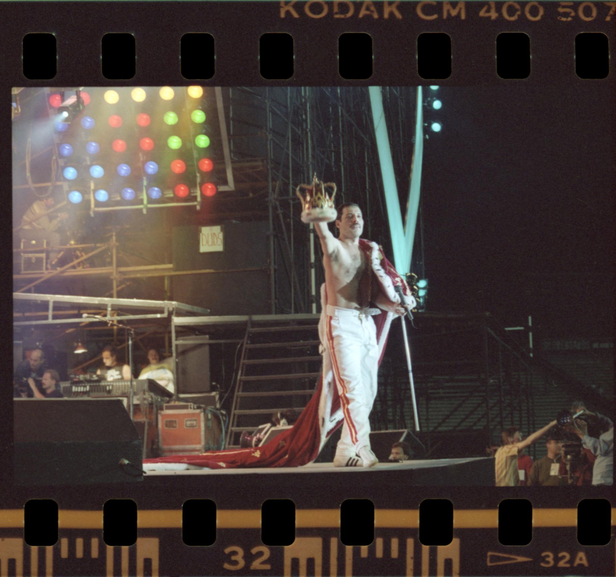 Freddie Mercury búcsúzik a közönségtől ikonikus koronájában és köpenyében a koncert végén, Budapest, 1986. július 27., Endrényi Egon felvétele, eredeti fényképnegatív