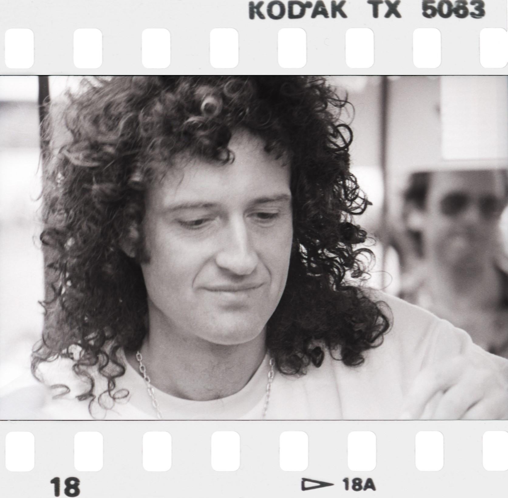 Brian May bringóhintóban sztereó fényképeket nézeget a Margit-szigeten, Budapest, 1986. július 25., Endrényi Egon felvétele, eredeti fényképnegatív