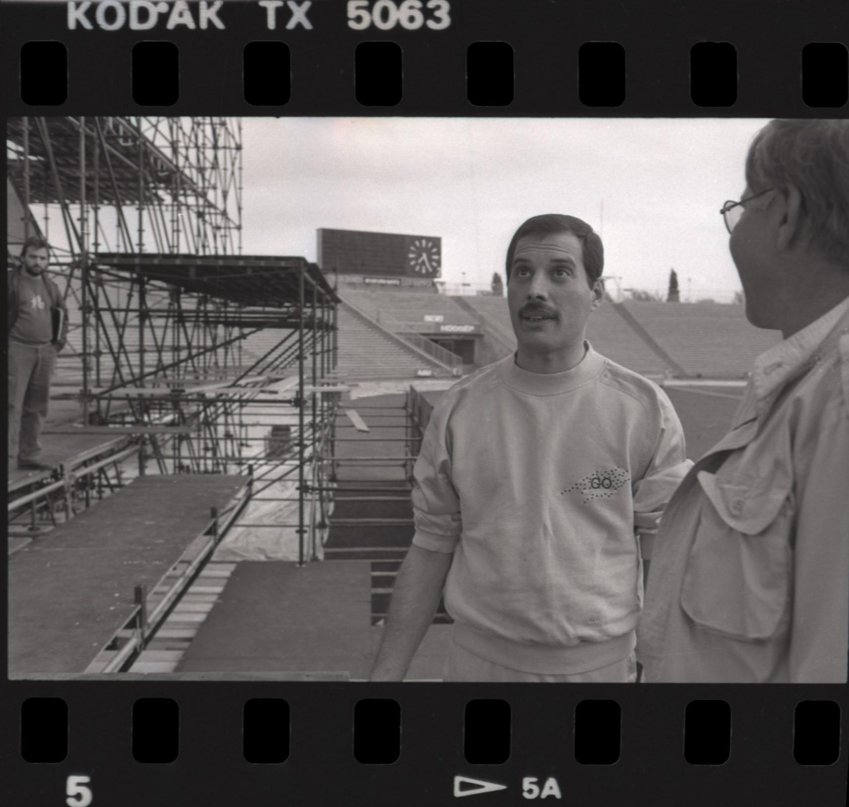 Freddie Mercury koncert előtti hangpróbán a Népstadionban, Budapest, 1986. július 25., Endrényi Egon felvétele, eredeti fényképnegatív