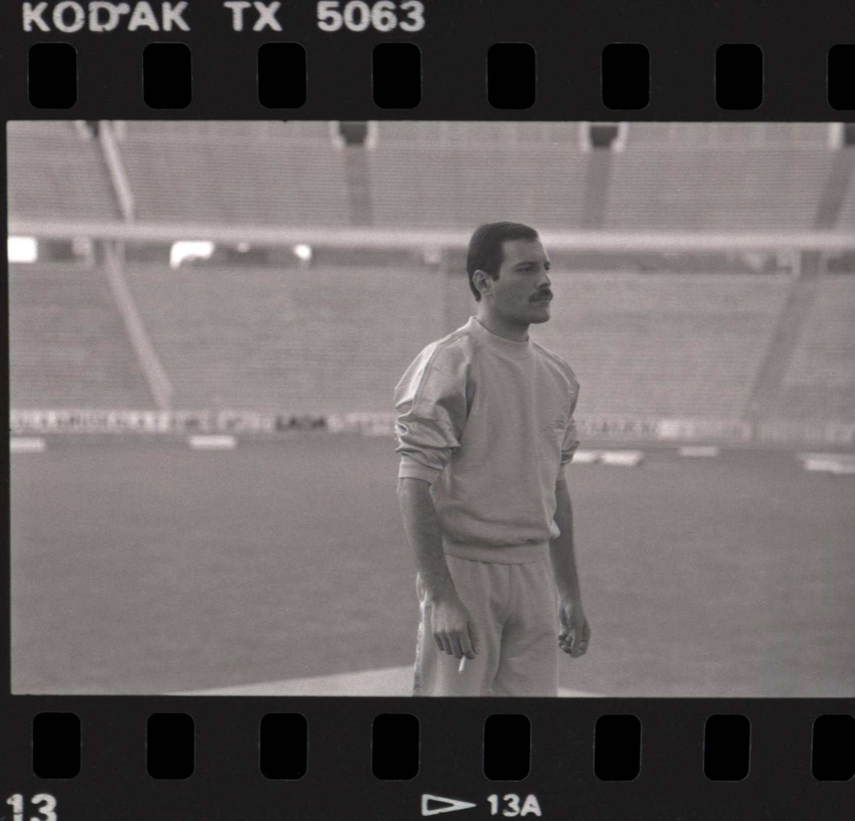 Freddie Mercury koncert előtti hangpróbán a Népstadionban, Budapest, 1986. július 25., Endrényi Egon felvétele, eredeti fényképnegatív