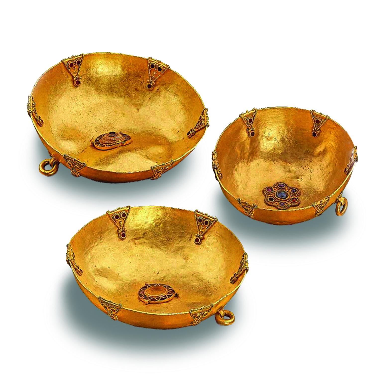 Veretekkel díszített aranycsészék