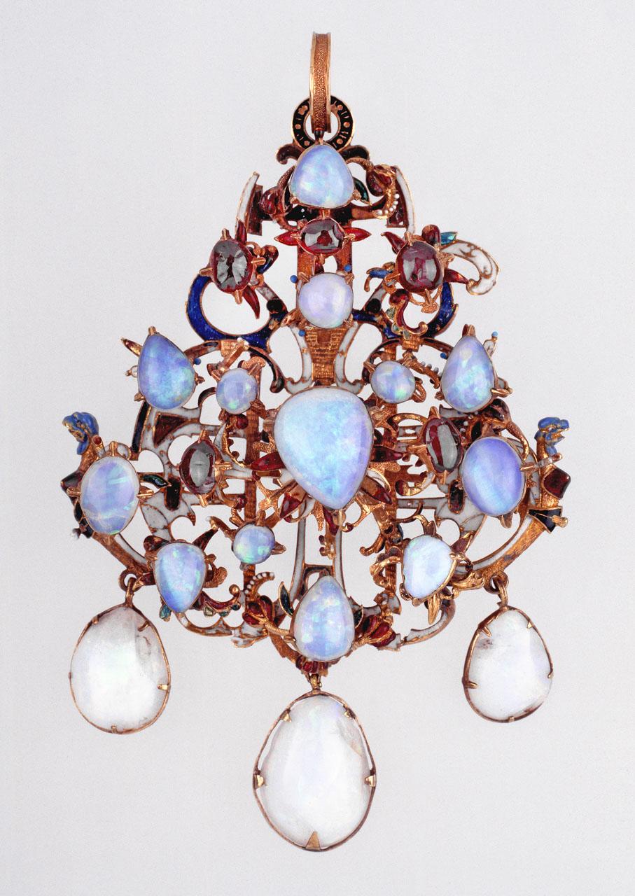 Pendant decorated with opal stones.