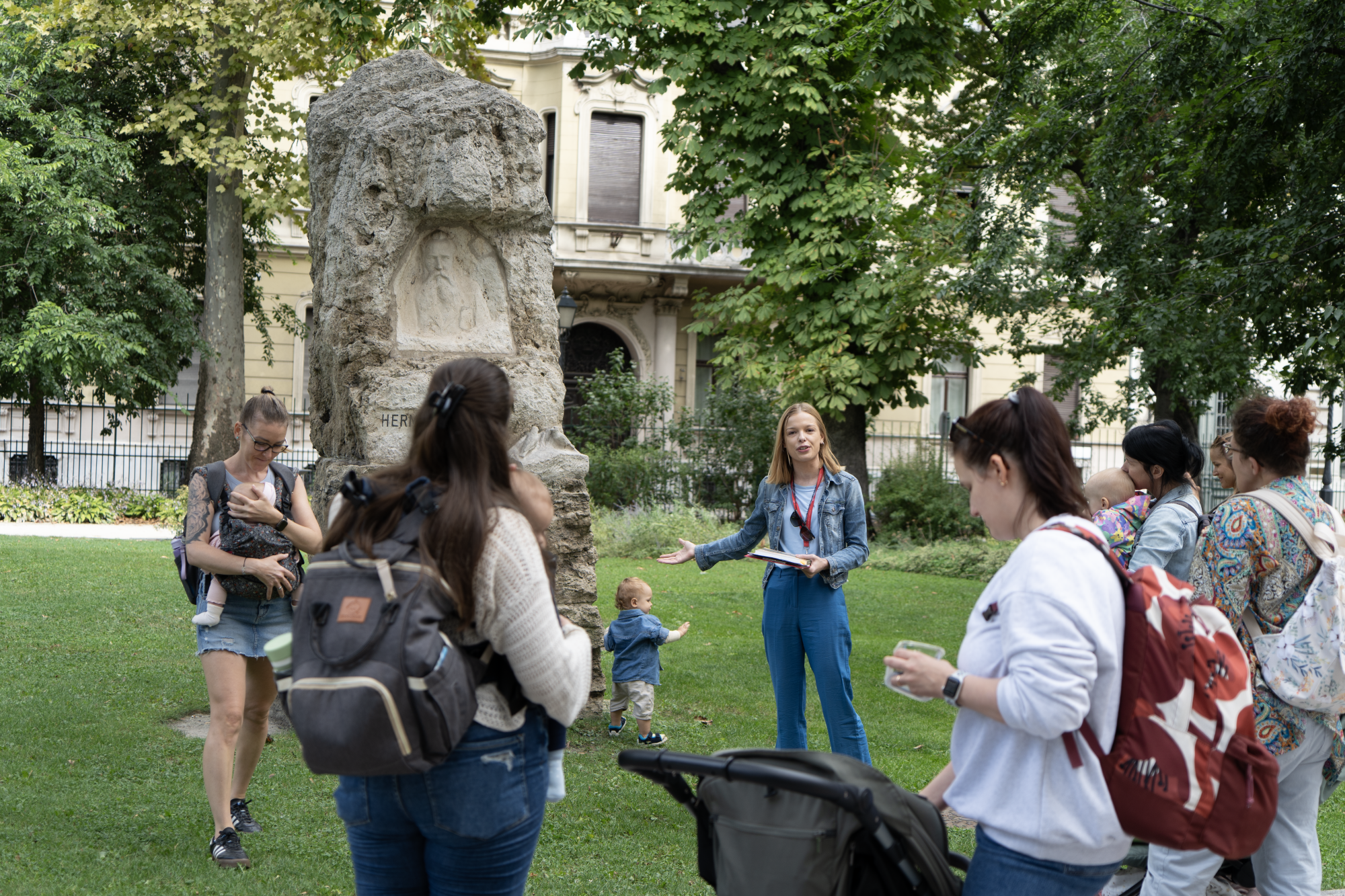 Babával a múzeumban, Múzeumkerti séta