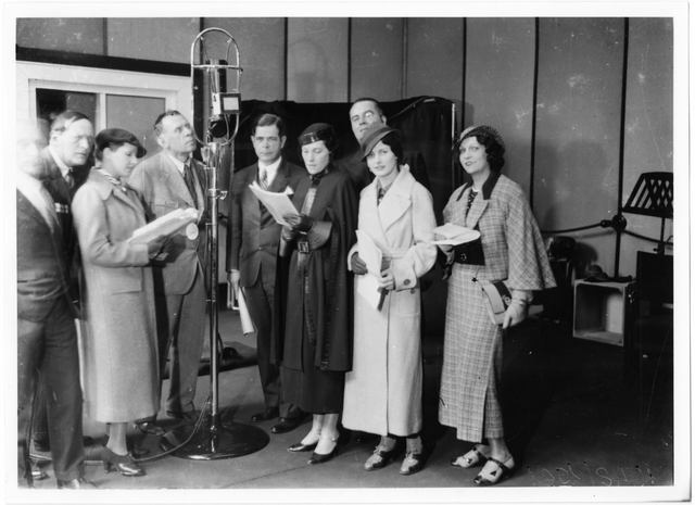 Csanády György rádiójátékot rendez 1935-ben (MNMKK MNM Történeti Fényképgyűjtemény)