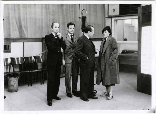 Csanády György rádiójátékot rendez 1935-ben (MNMKK MNM Történeti Fényképgyűjtemény)