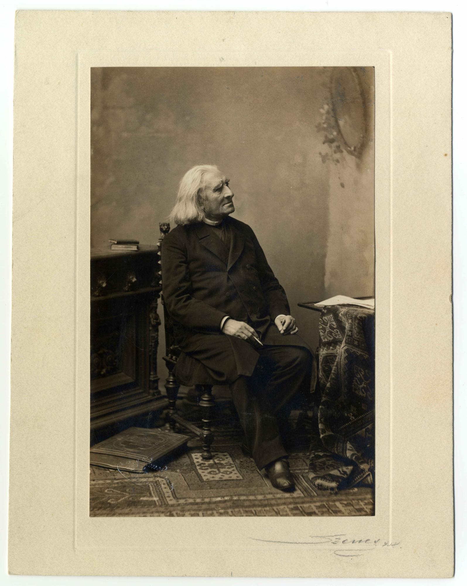 Az idős Liszt Ferenc, (1885) 1918, Koller Károly utóda (Szenes) felvétele után készült előhívás, MNM Történeti Fényképtár, ltsz. 2998/1957.fk