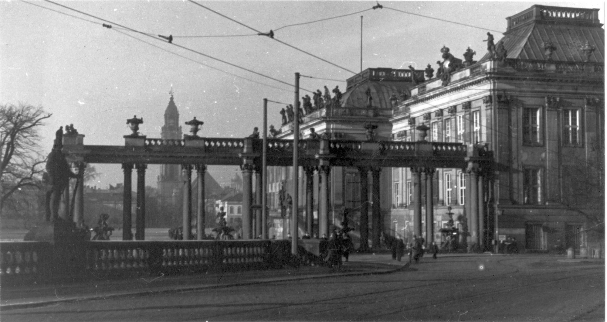 A Városi Palota Postdamban, előtérben a Havelkolonnade oszlopsor. 1945. eleje, D’Isoz Lajos felvétele. (Magyar Nemzeti Múzeum, Történeti Fényképtár) 1945. április 14-én éjjel az angol légierő hatalmas mennyiségű bombát dobott a városra. A támadás során az oszlopsor megsemmisült és súlyos károkat szenvedett a palota is. (A linkre kattintva megtekinthető, hogyan nézett ki az utcakép a háború vége után: