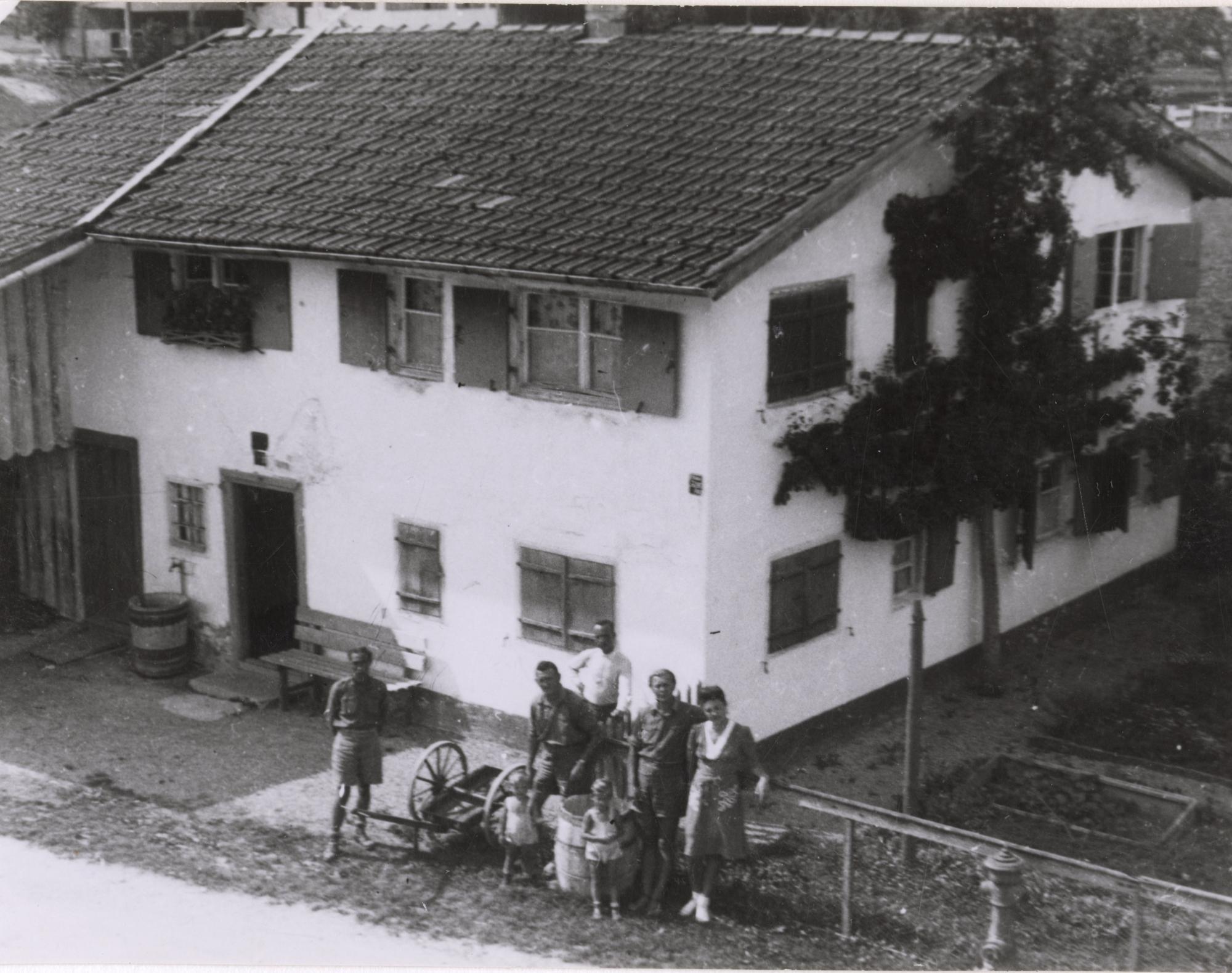 Magyar hadifoglyok és családtagok. Németország, Kempten–Leubas, 1945. május. D’Isoz Lajos felvétele (Magyar Nemzeti Múzeum, Történeti Fényképtár)