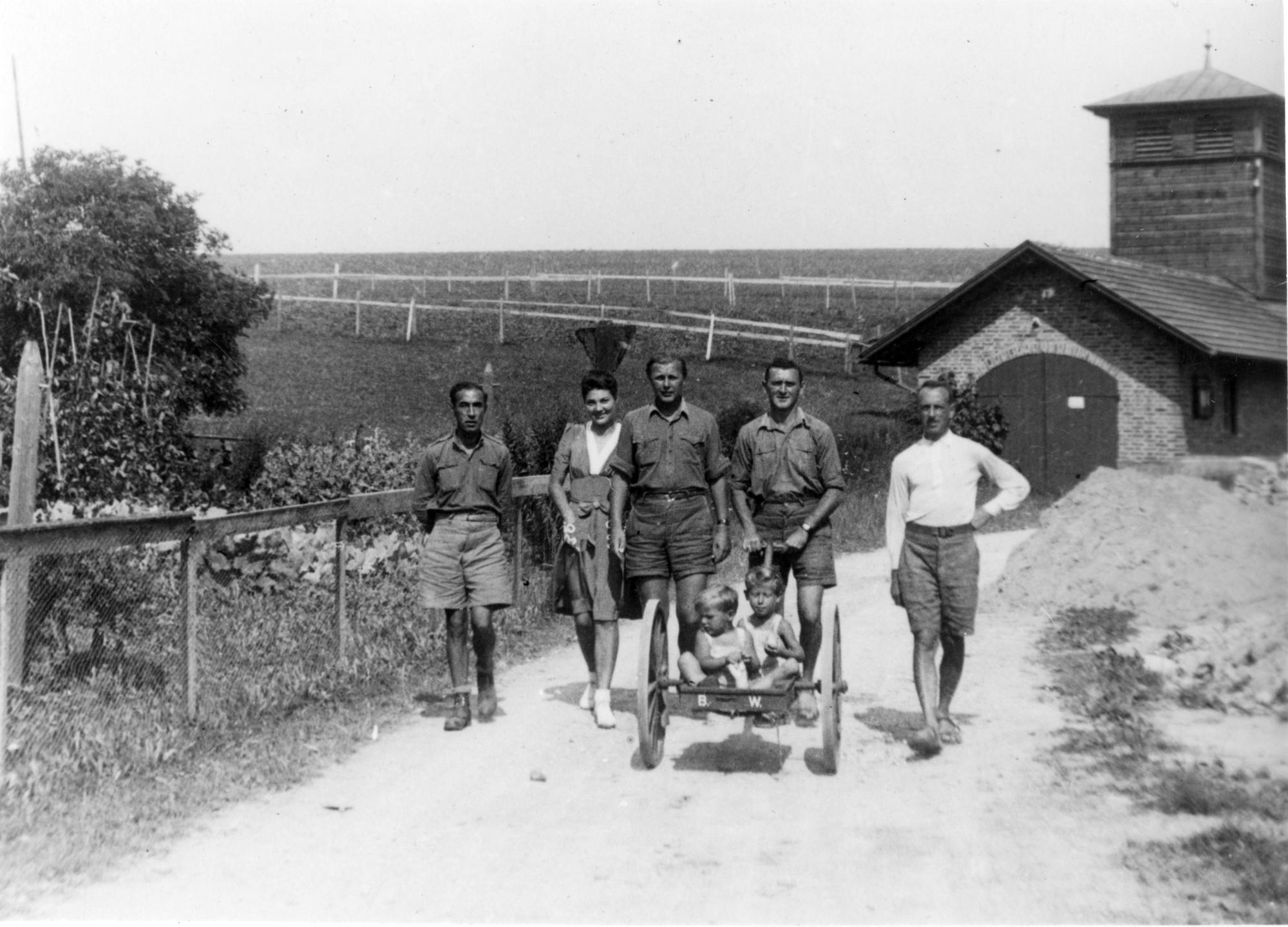 Magyar hadifoglyok és családtagok. Németország, Kempten–Leubas, 1945. május. D’Isoz Lajos felvétele (Magyar Nemzeti Múzeum, Történeti Fényképtár)
