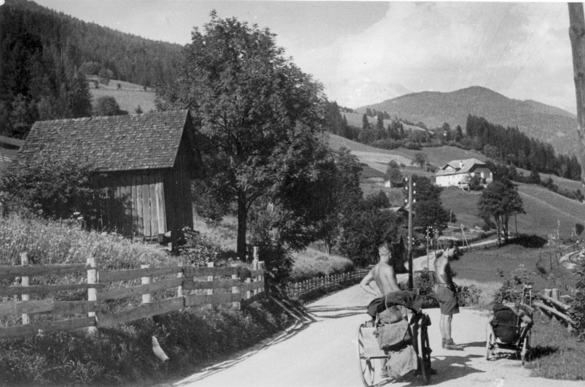 D’Isoz Lajos két katonatársa úton hazafelé az Alpokban, 1945. július. D’Isoz Lajos felvétele (Magyar Nemzeti Múzeum, Történeti Fényképtár)