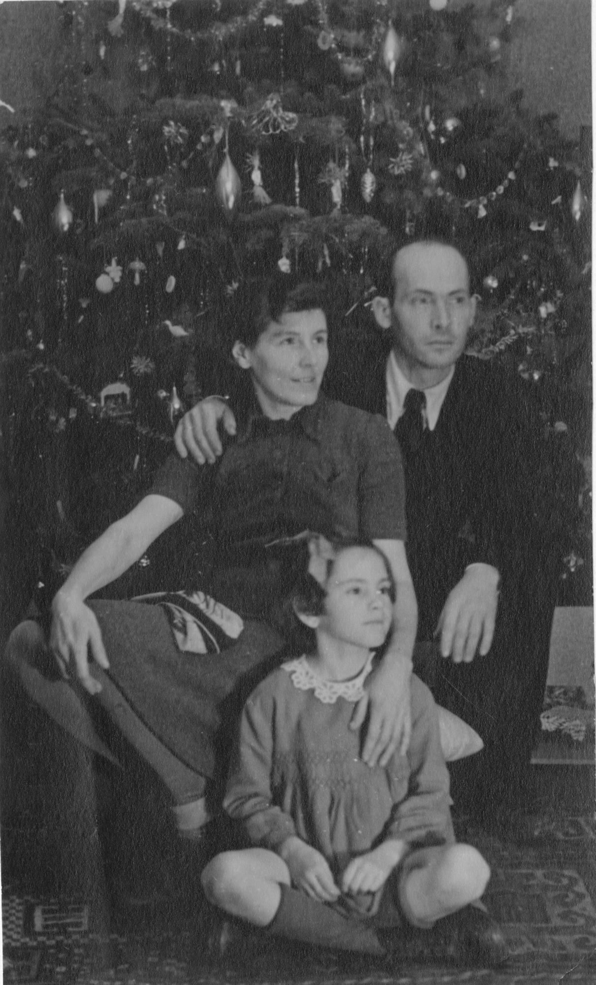 D’Isoz Lajos családjával. Budapest, 1945. karácsony. (Magyar Nemzeti Múzeum, Történeti Fényképtár)