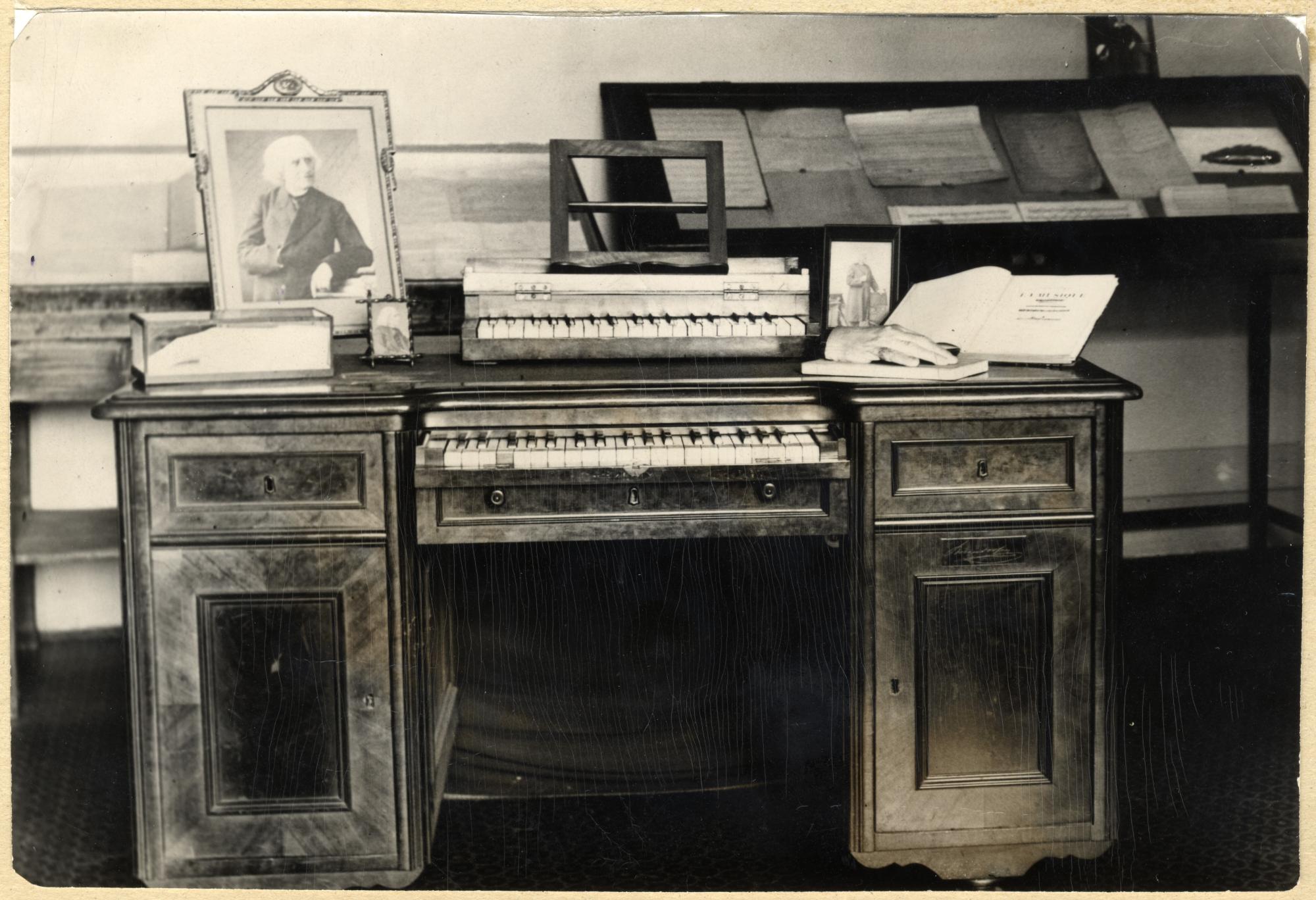 Liszt Ferenc zongorája a Nemzeti Múzeum kiállításán, 1932, Press-Agency E. Jób felvétele, MNM Történeti Fényképtár, ltsz. 69.637.