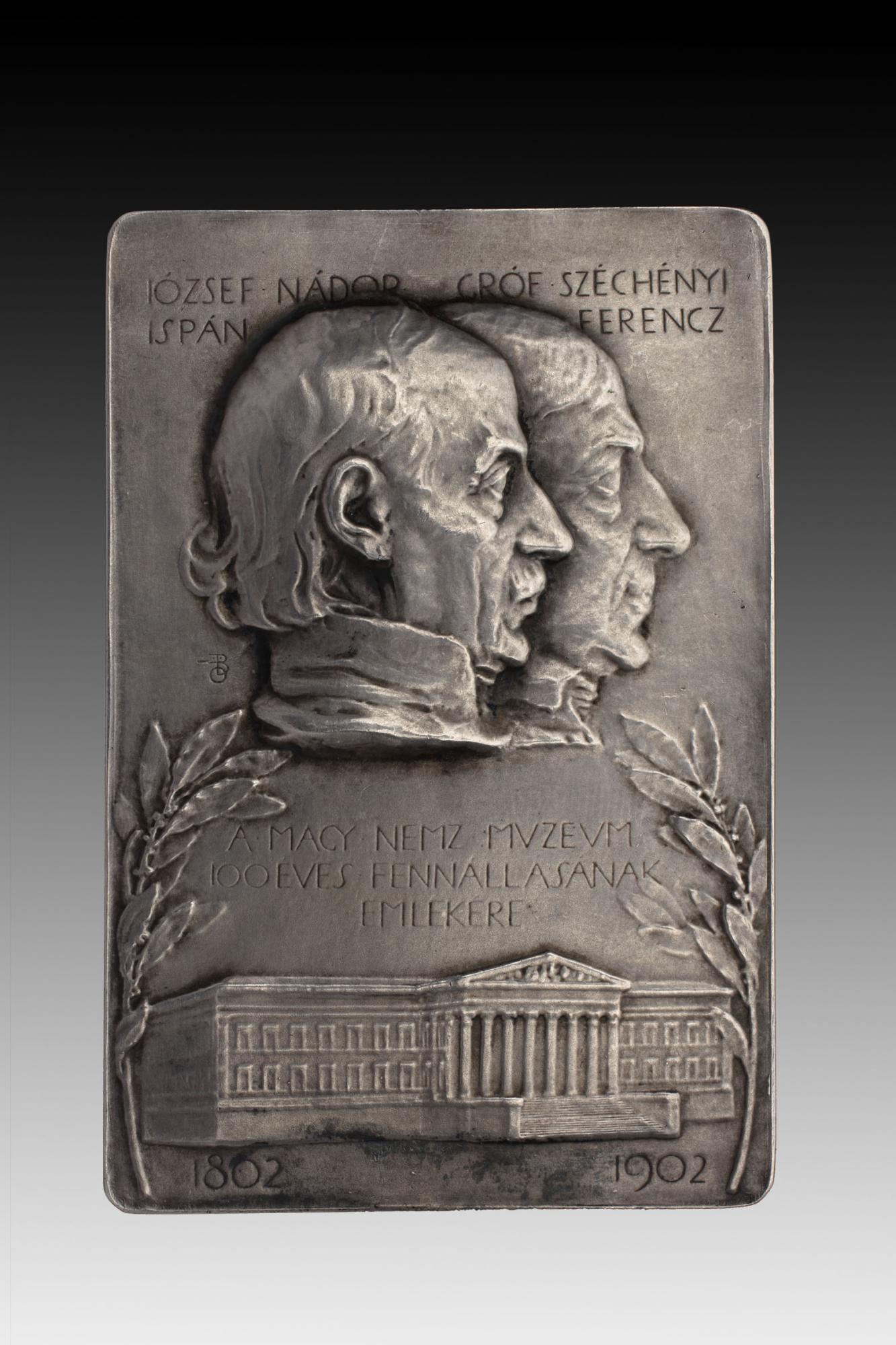 A Magyar Nemzeti Múzeum alapításának 100. évfordulójára készült emlékplakett (MNM Éremtár)