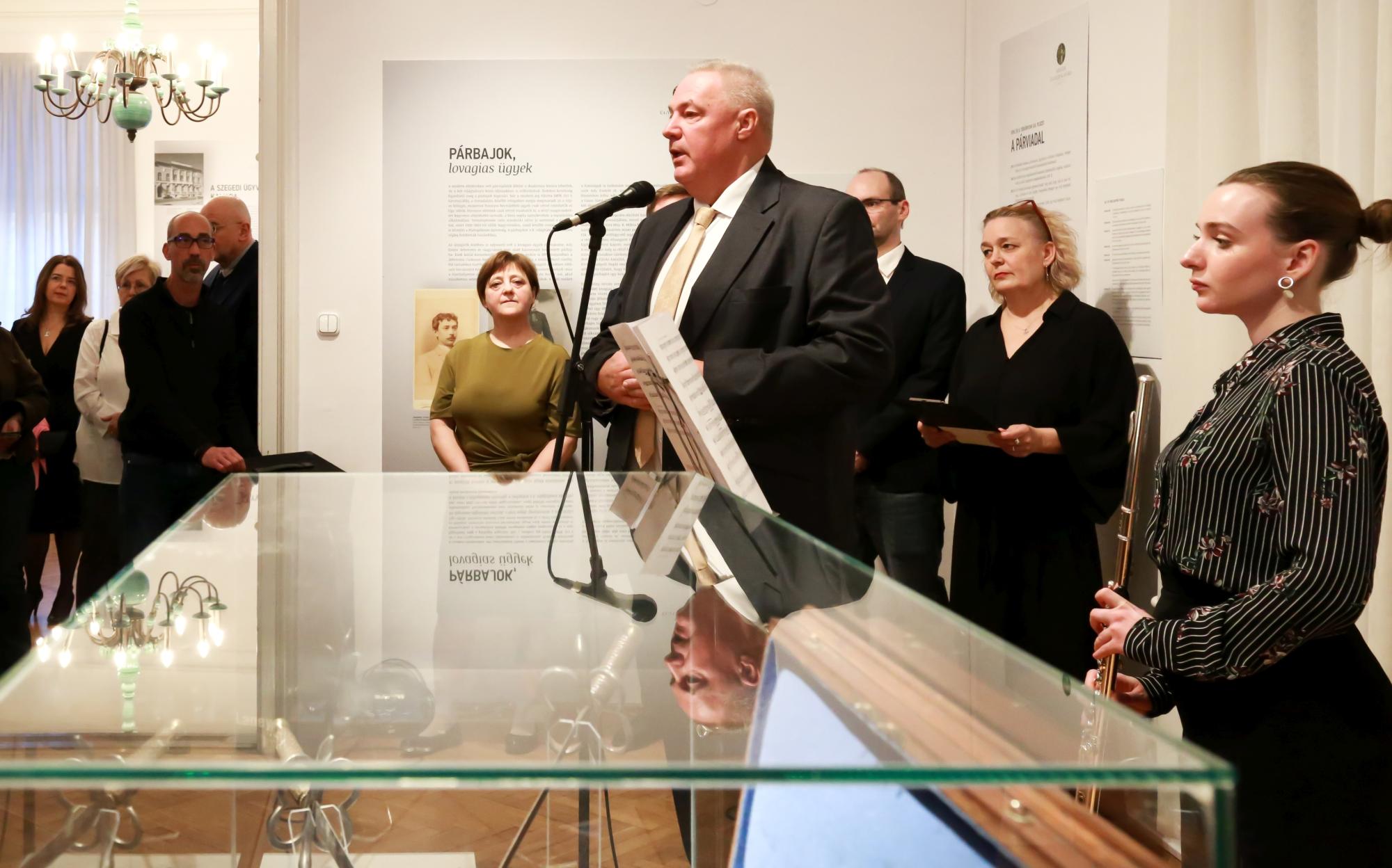 Dr. Török Béla, a Szegedi Ügyvédi Kamara elnőke az Ügyfelem érdekében című kiállításátkiállítás megnyitóján.