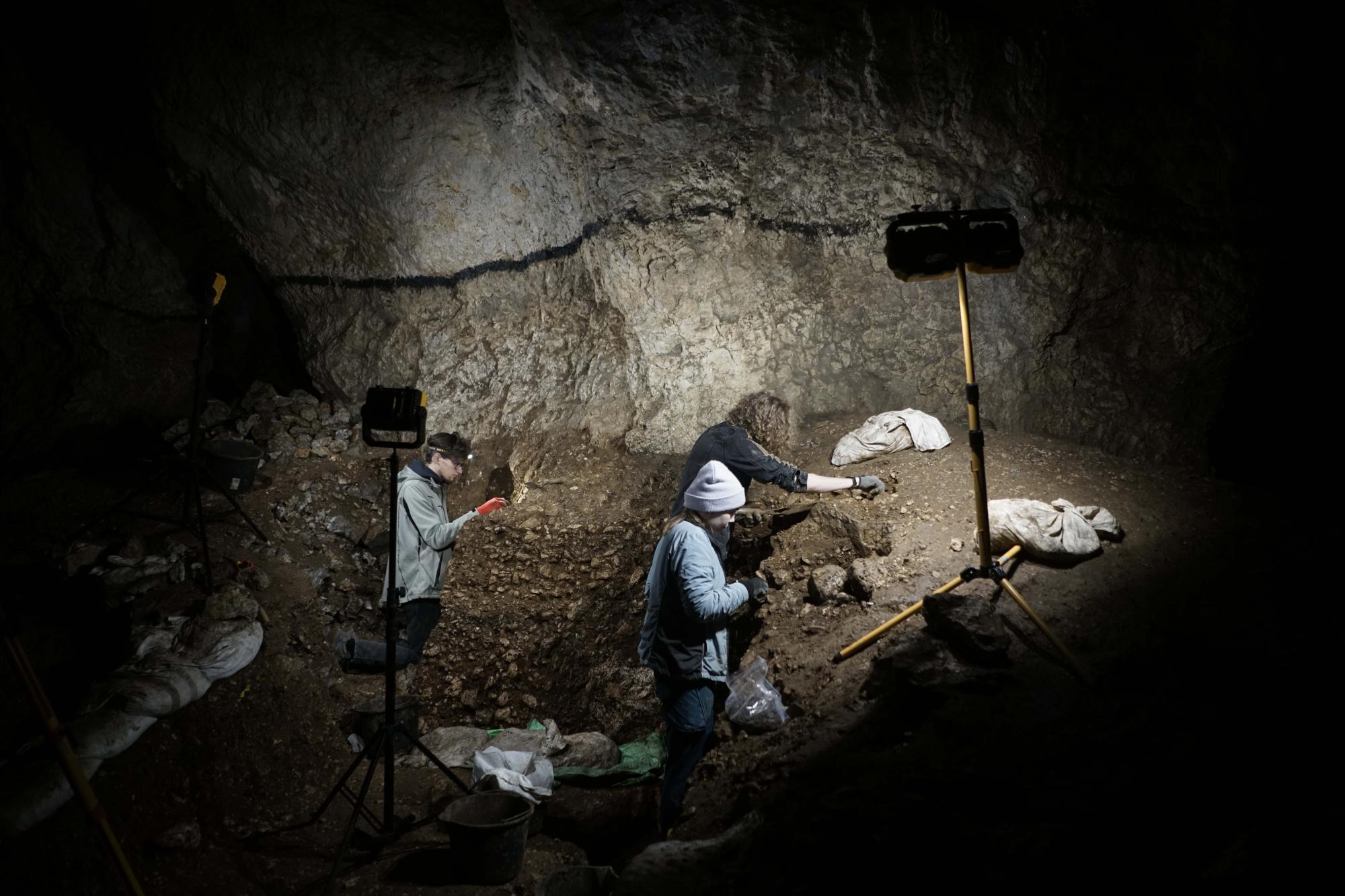 Régészek a Szeleta-barlangban