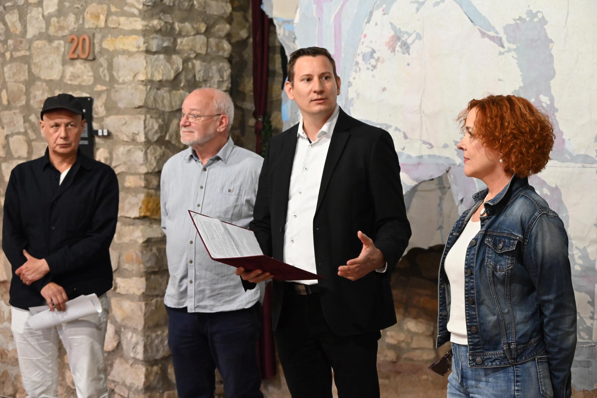 "Kentaur - Hasított plakátok" megnyitó