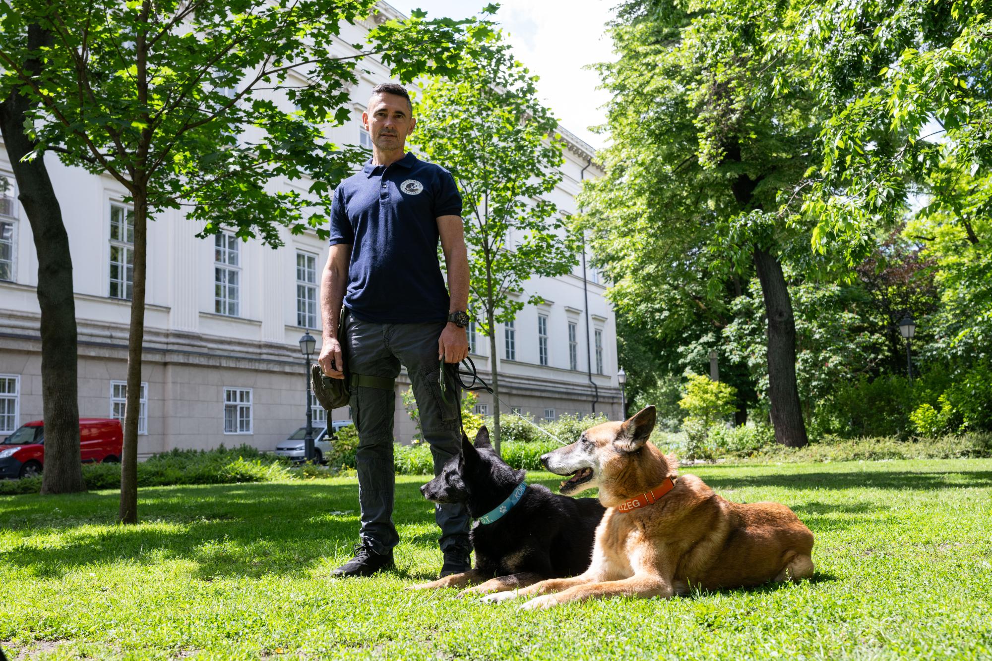 Az ArcheoDogs Hungary munkatársa és a keresőkutyák