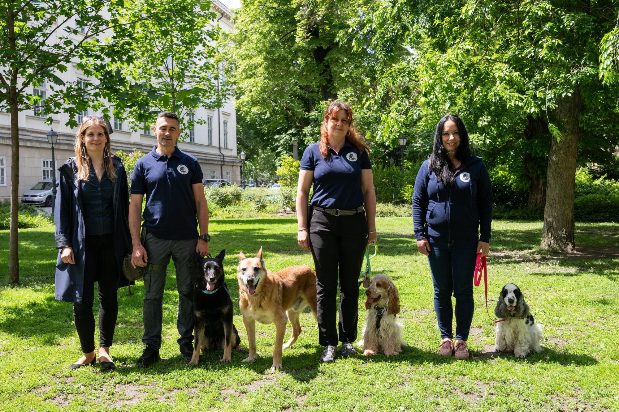 Dr. Varga Lujza az MNM főosztályvezetője és az ArcheoDogs Hungary munkatársai