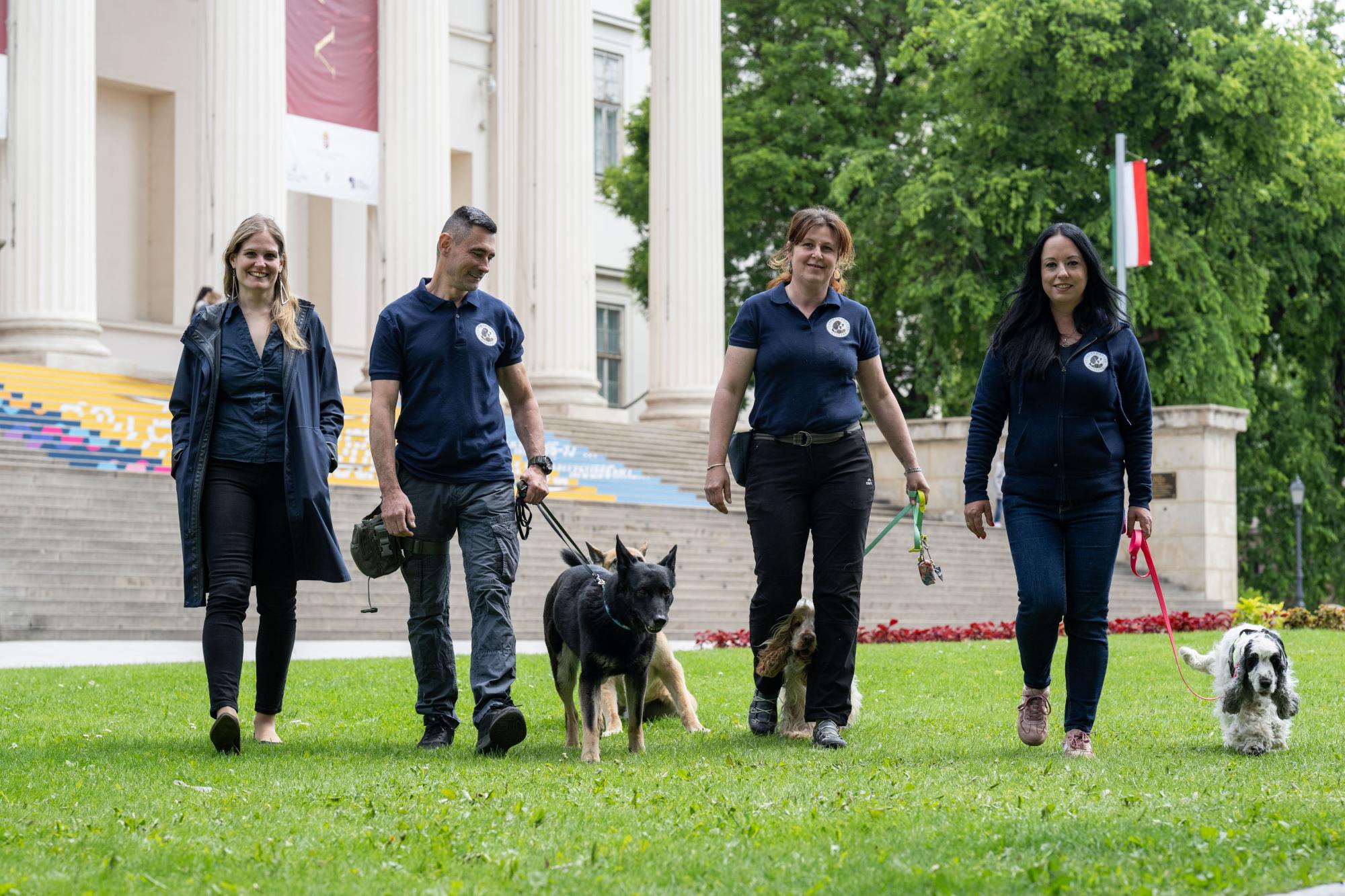 Dr. Varga Lujza az MNM főosztályvezetője és az ArcheoDogs Hungary munkatársai
