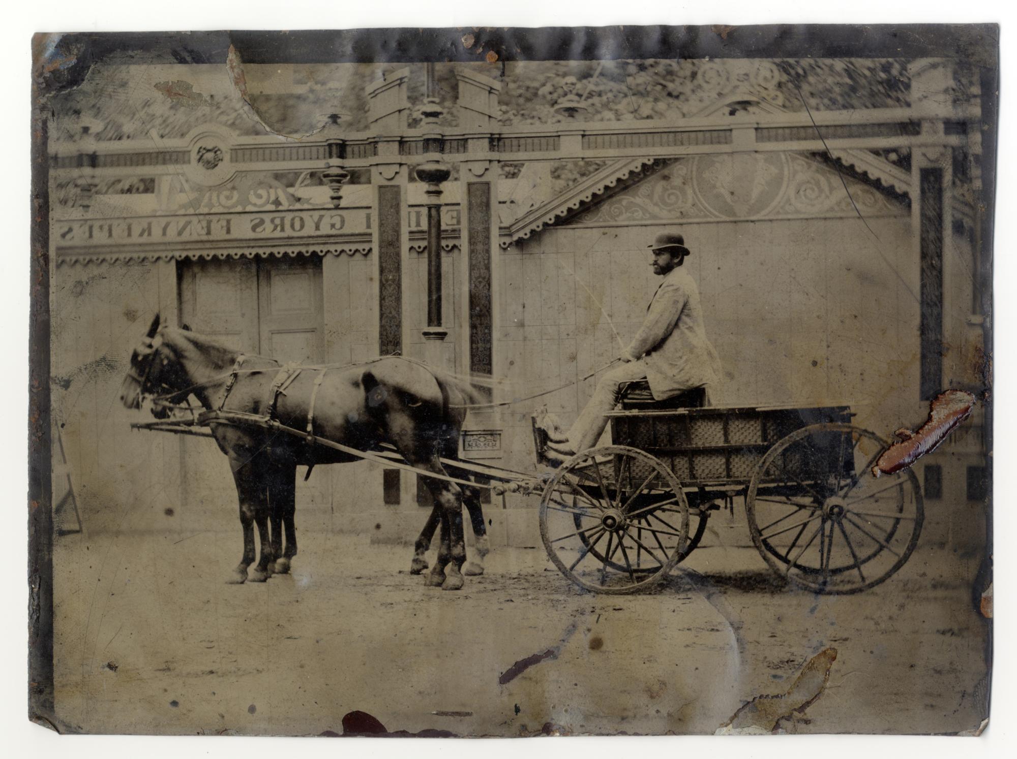 Lovaskocsi Helfgott Sámuel gyorsfényképész műterme előtt, Budapest, 1885 k.