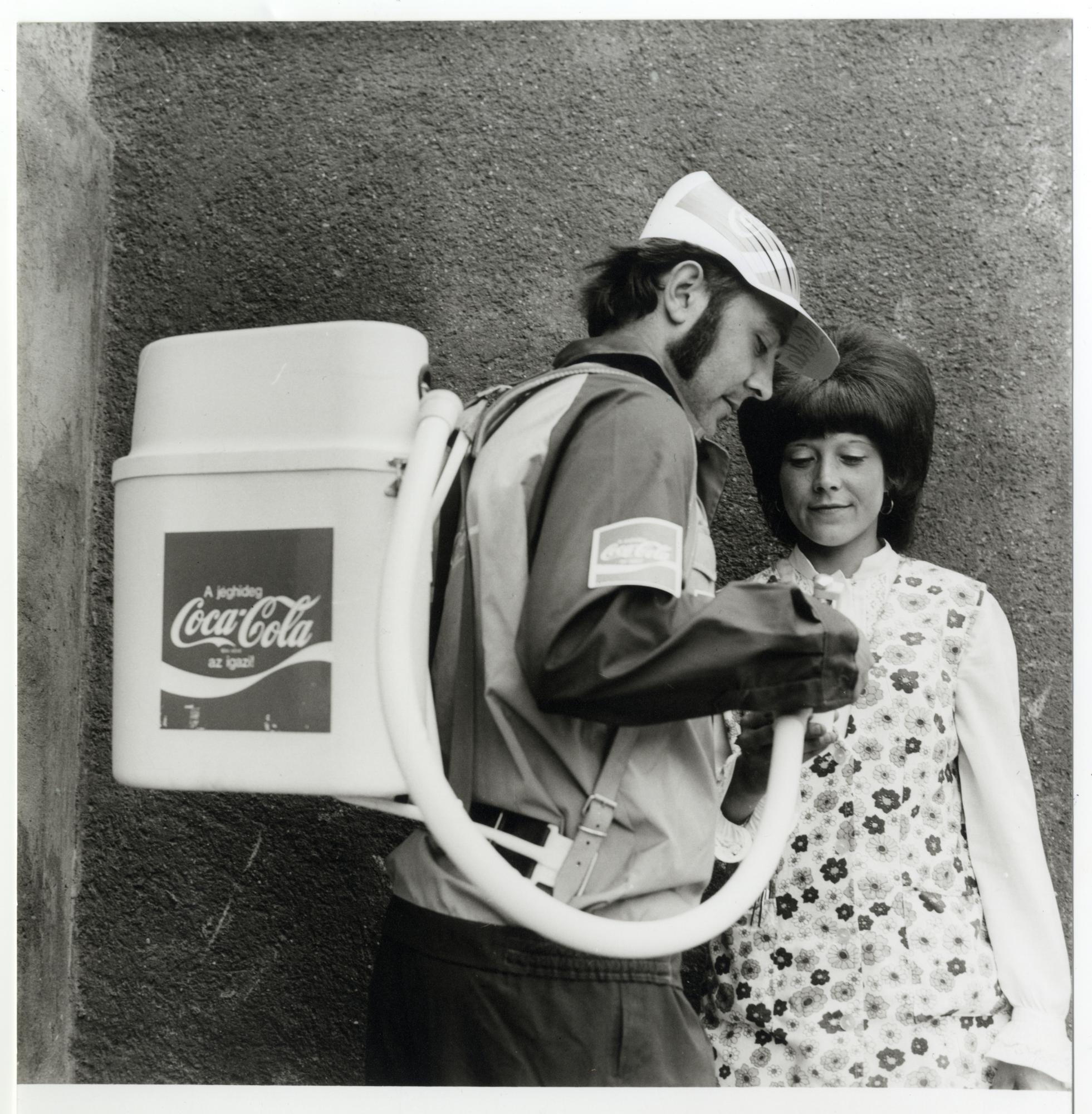 A Coca-Cola bevezetése Magyarországon: kóstoló Újpesten, Ács Irén felvétele, 1974