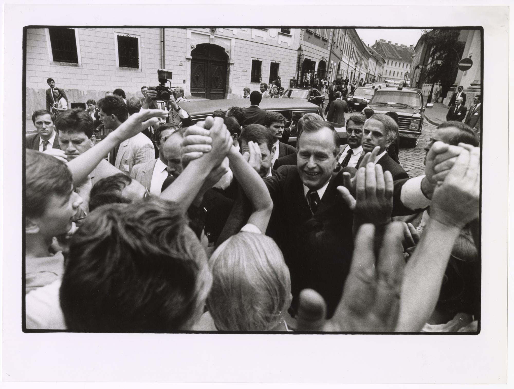 George Bush amerikai elnök váratlanul kiszállt az autóból, és üdvözli a nézelődőket a Bécsi kapu téren, Fejér Zoltán felvétele, 1989. július 12.