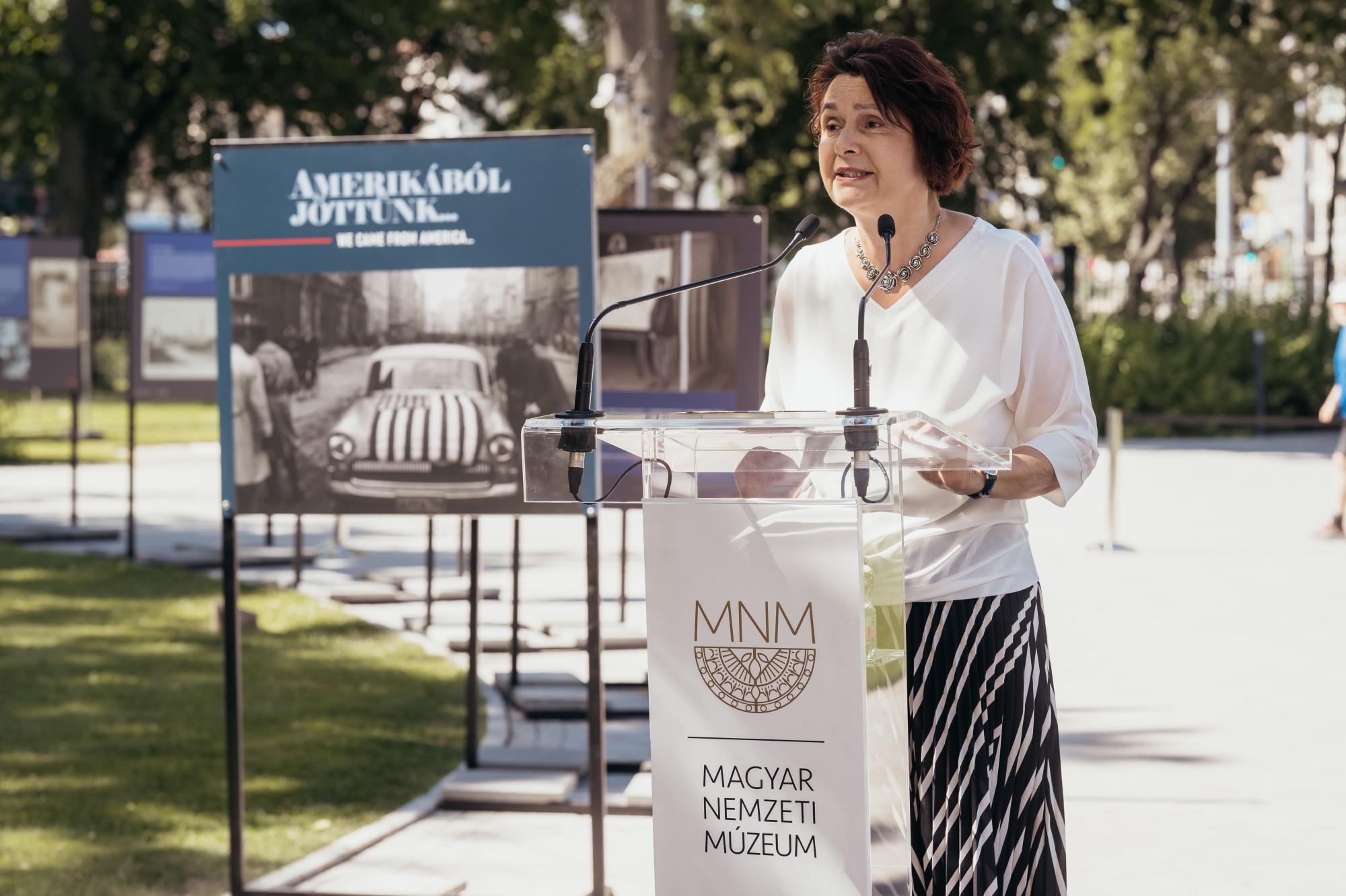 Köszöntő beszédet mondott Kalla Zsuzsa,  Társadalmi Kapcsolatokért és a Kultúráért Felelős Minisztérium helyettes államtitkáras