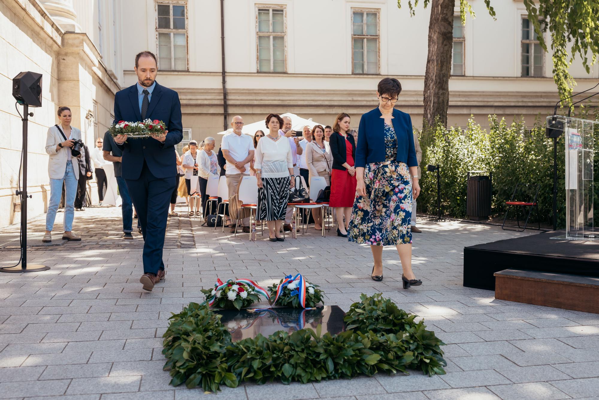 Koszorút helyezett el Breuer Klára államtitkár a Külügyminisztérium részéről.