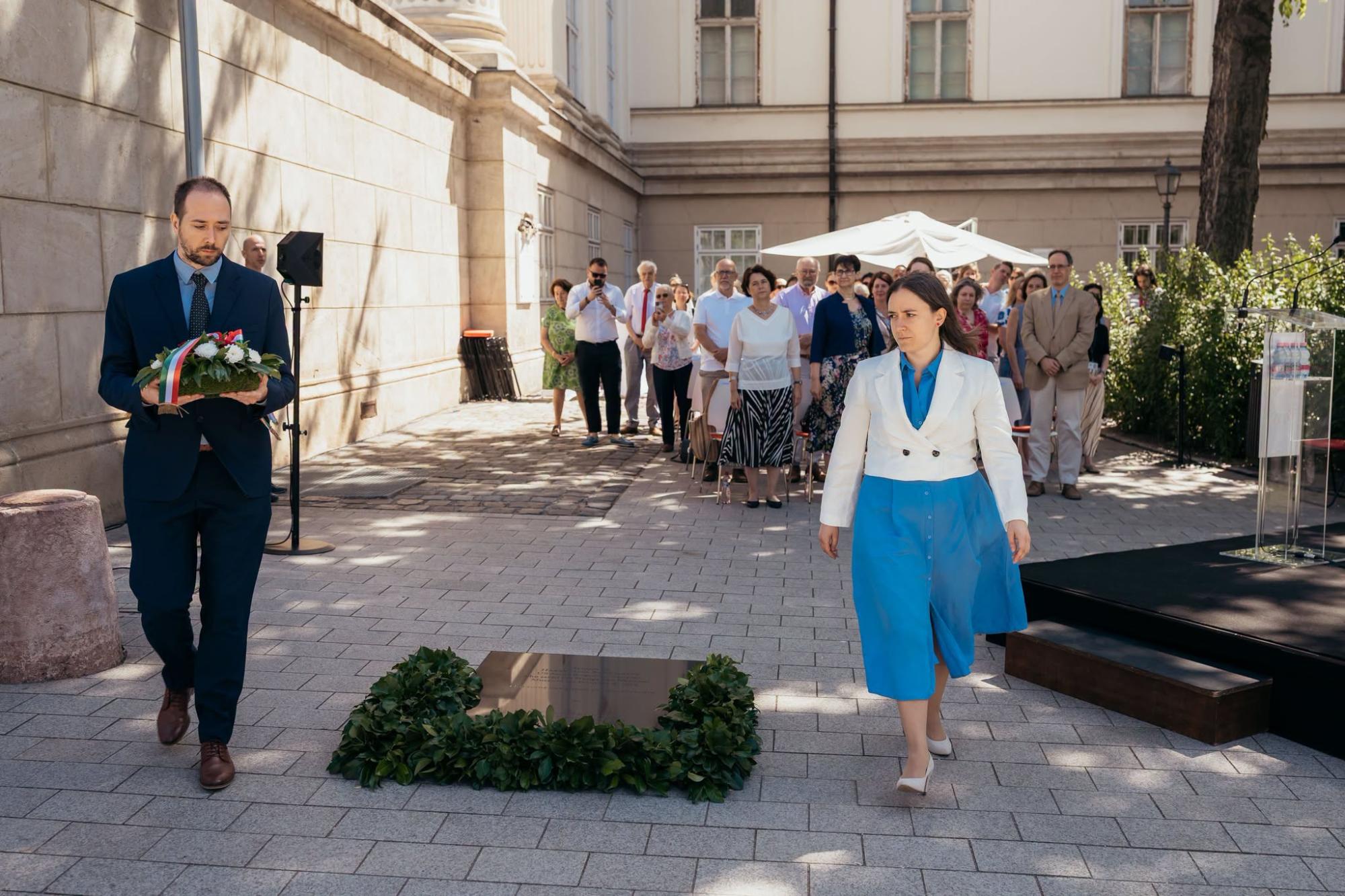 Koszorút helyezett el Szabados Jámbor Zsuzsanna a Magyar Nemzeti Múzeum főigazgató-helyettese