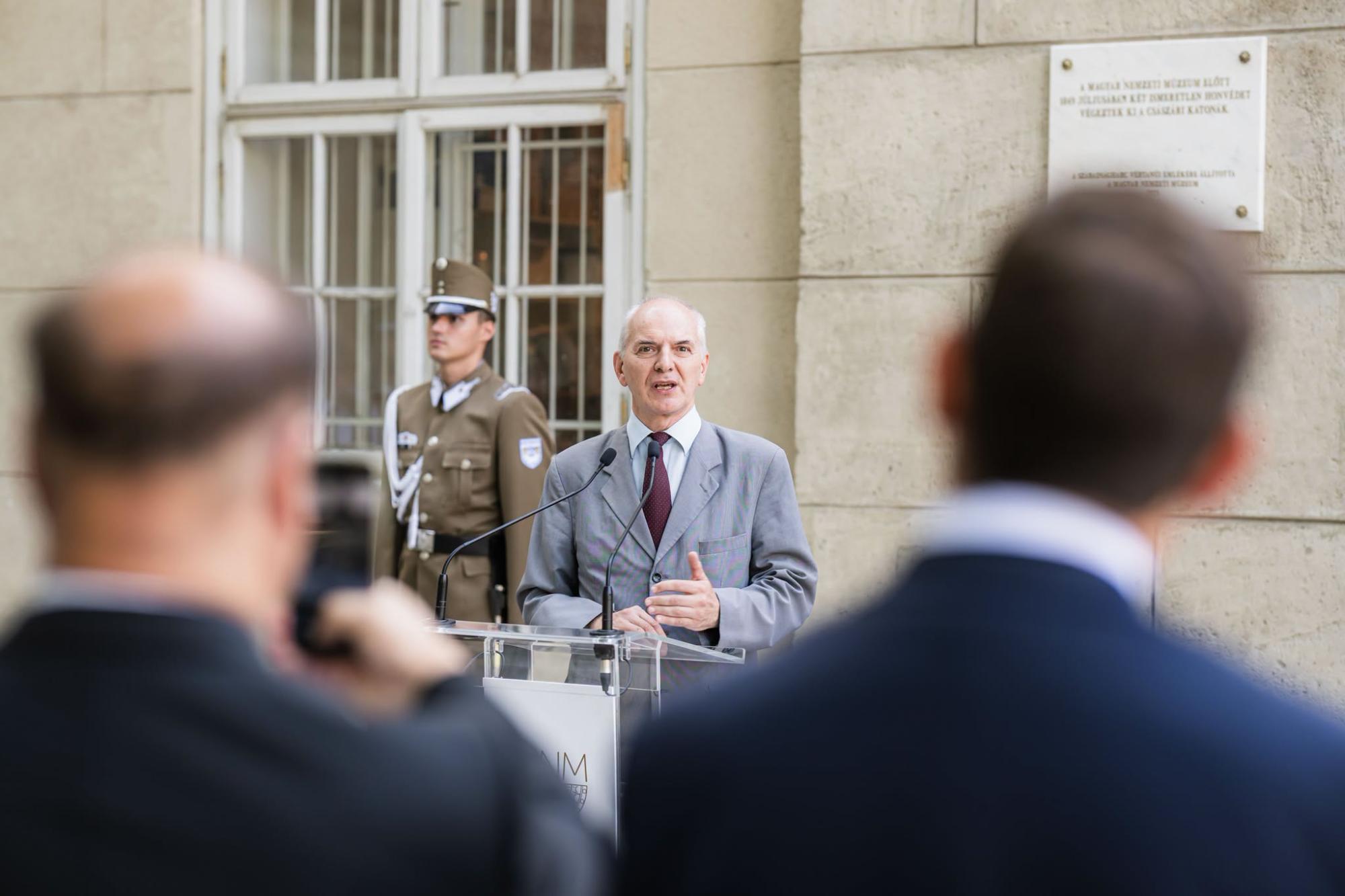 Dr. Hermann Róbert történészt, egyetemi tanárt, a Hadtörténeti Intézet és Múzeum parancsnokának tudományos helyettese