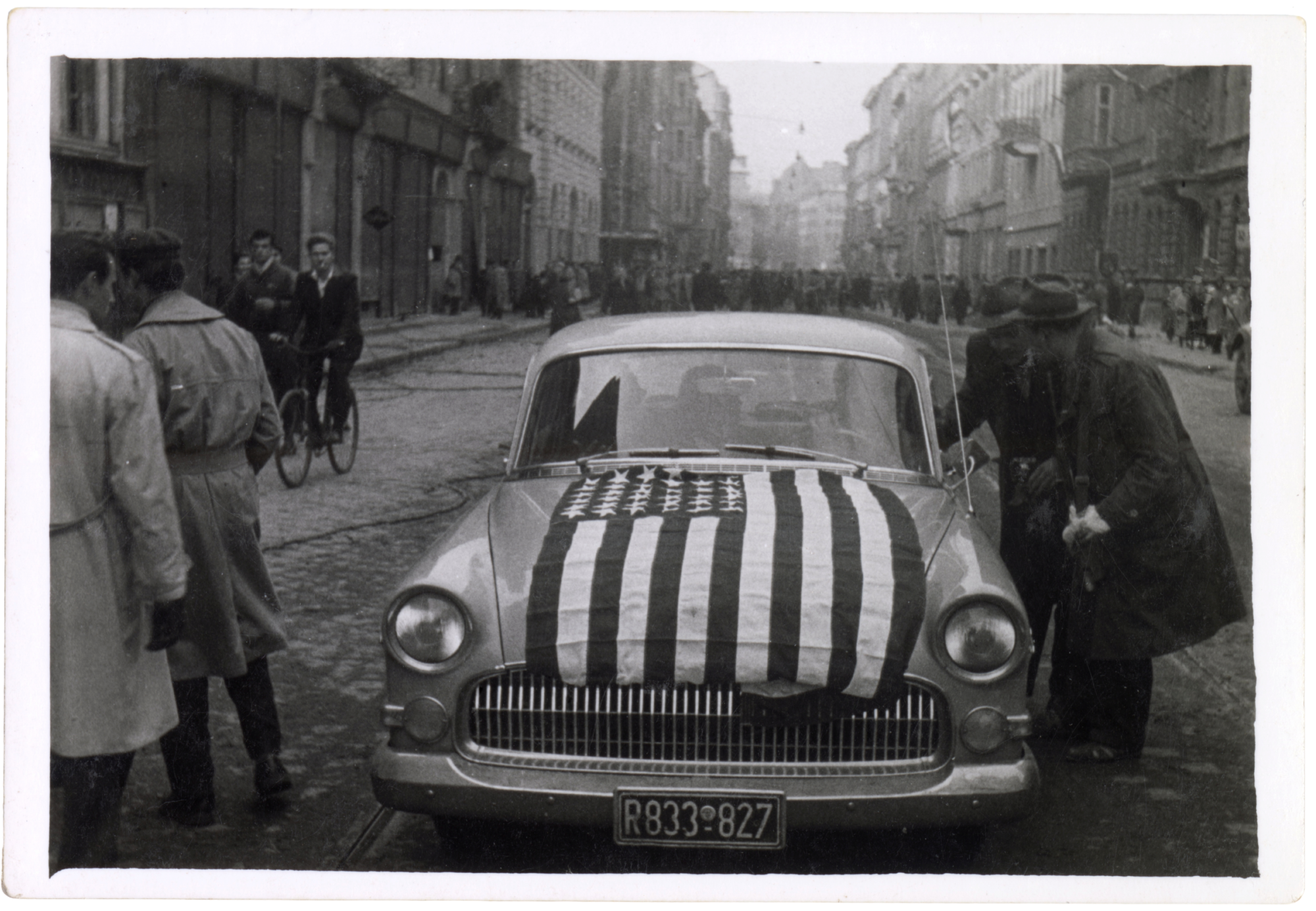 Amerikai zászlóval letakart személyautó, a CBS amerikai televízió forgatócsoportjának gépkocsija, Dr. Pálfalvi István felvétele, Budapest, 1956. október vége