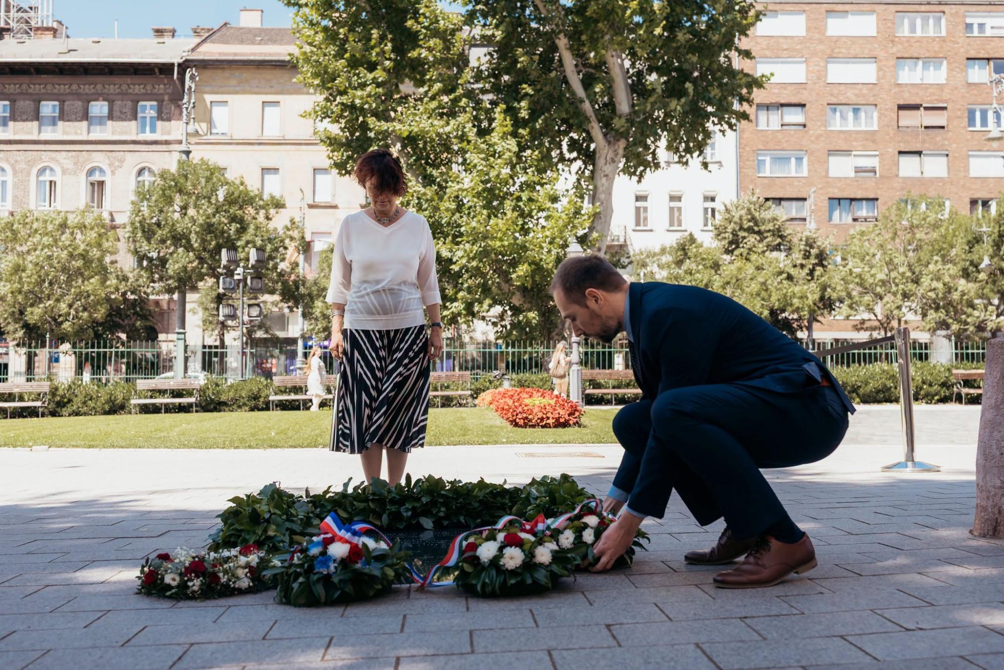 Koszorút helyezett el Kalla Zsuzsa helyettes államtitkár a Társadalmi Kapcsolatokért és a Kultúráért Felelős Minisztérium nevében