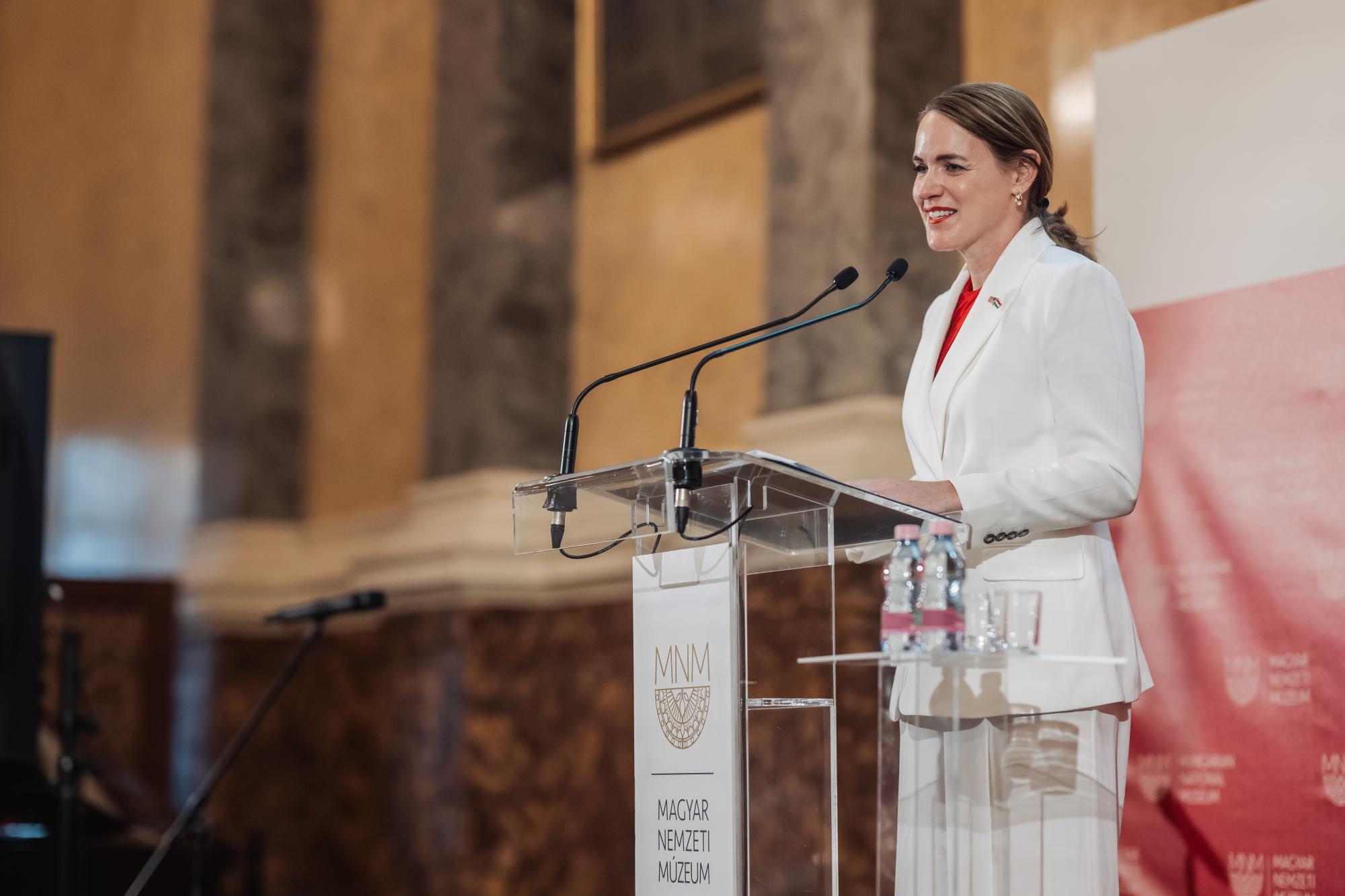Caroline Savage, az Amerikai Egyesült Államok budapesti nagykövetségének ideiglenes ügyvivője nyitotta meg a tárlatot