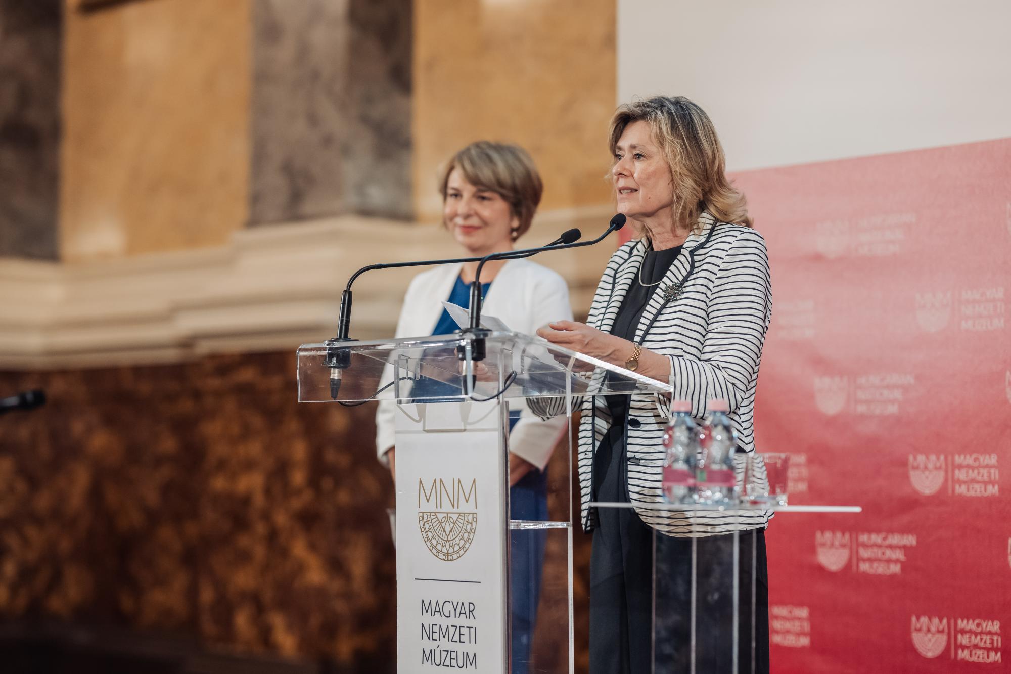 Dr. Radnóti Klára és Dr. Orgona Angelika  a kiállítás kurátorai 