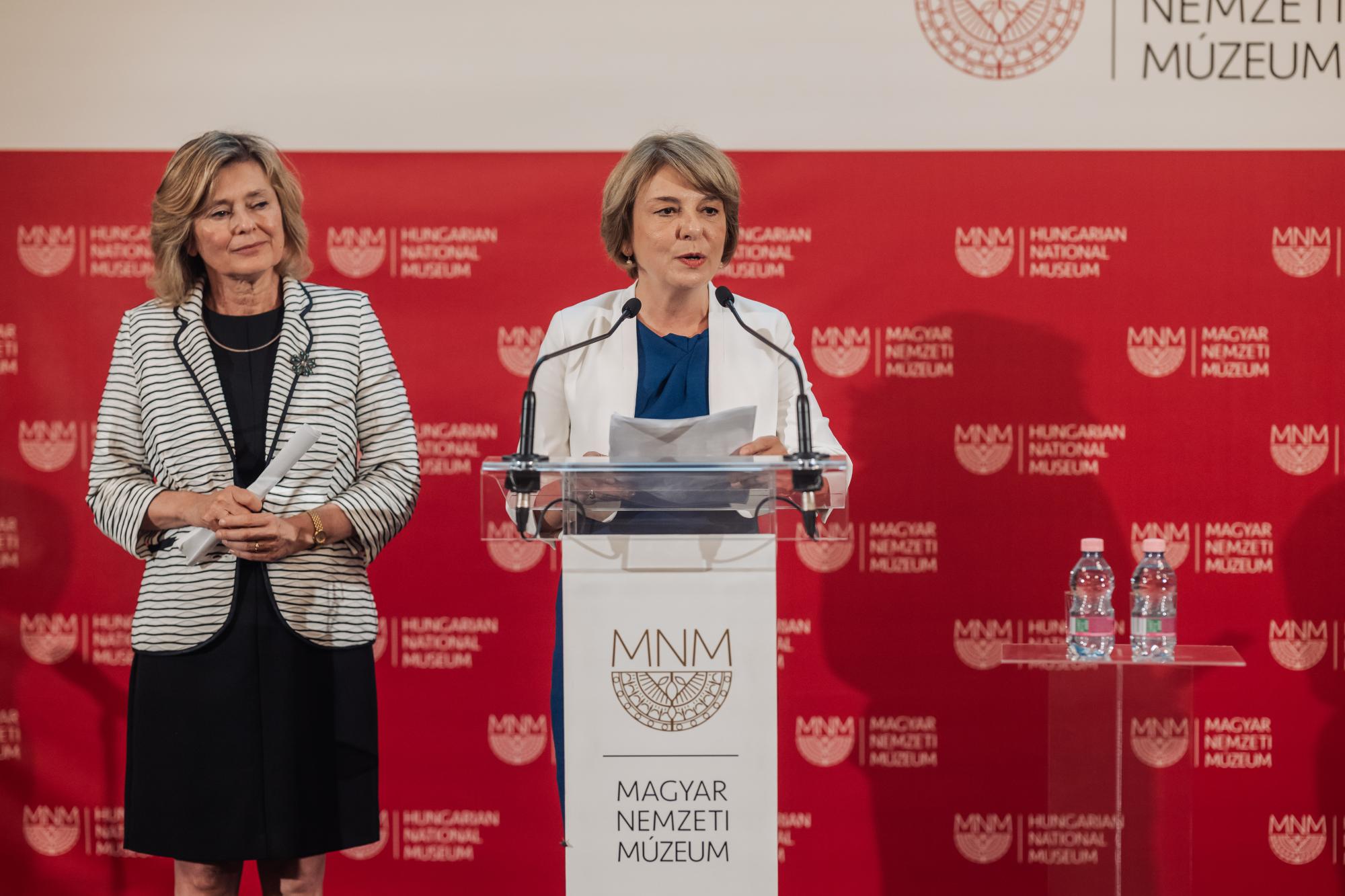 Dr. Orgona Angelika és Dr. Radnóti Klára a kiállítás kurátorai 