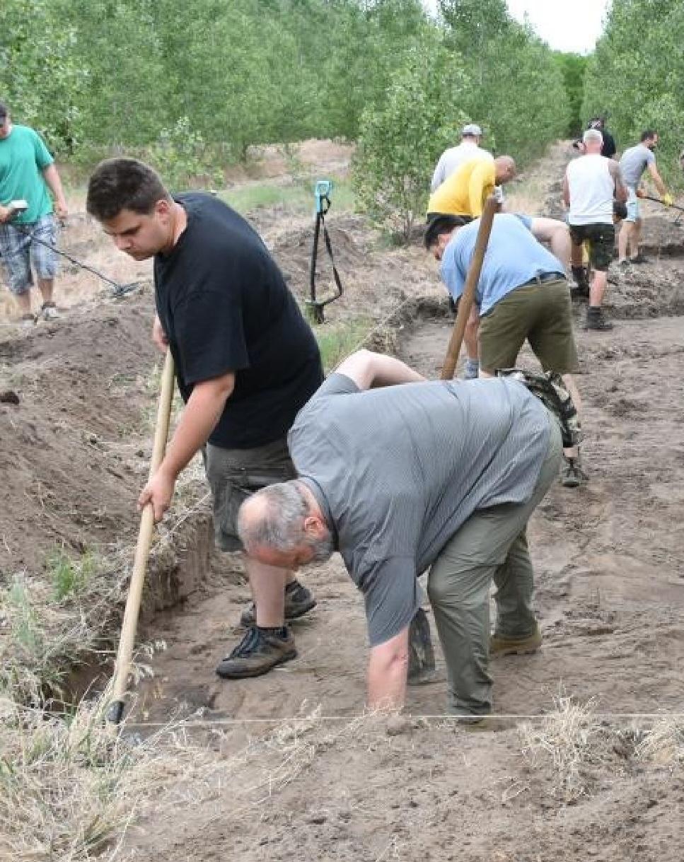 Régészek és önkéntesek közös erővel dolgoznak a múlt feltárásán.