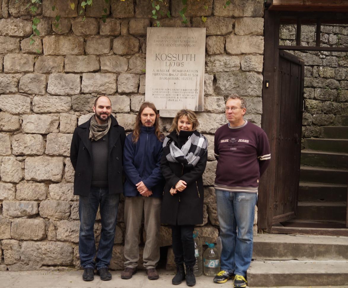 A Magyar Nemzeti Múzeum csapata Kossuth emléktáblája előtt
