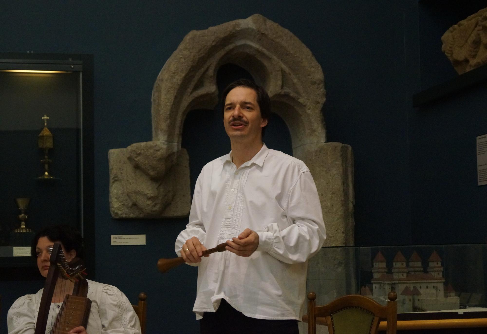 Csörsz Rumen István, a Musica Historica együttes művészeti vezetője bevezetőt tart a koncerthez