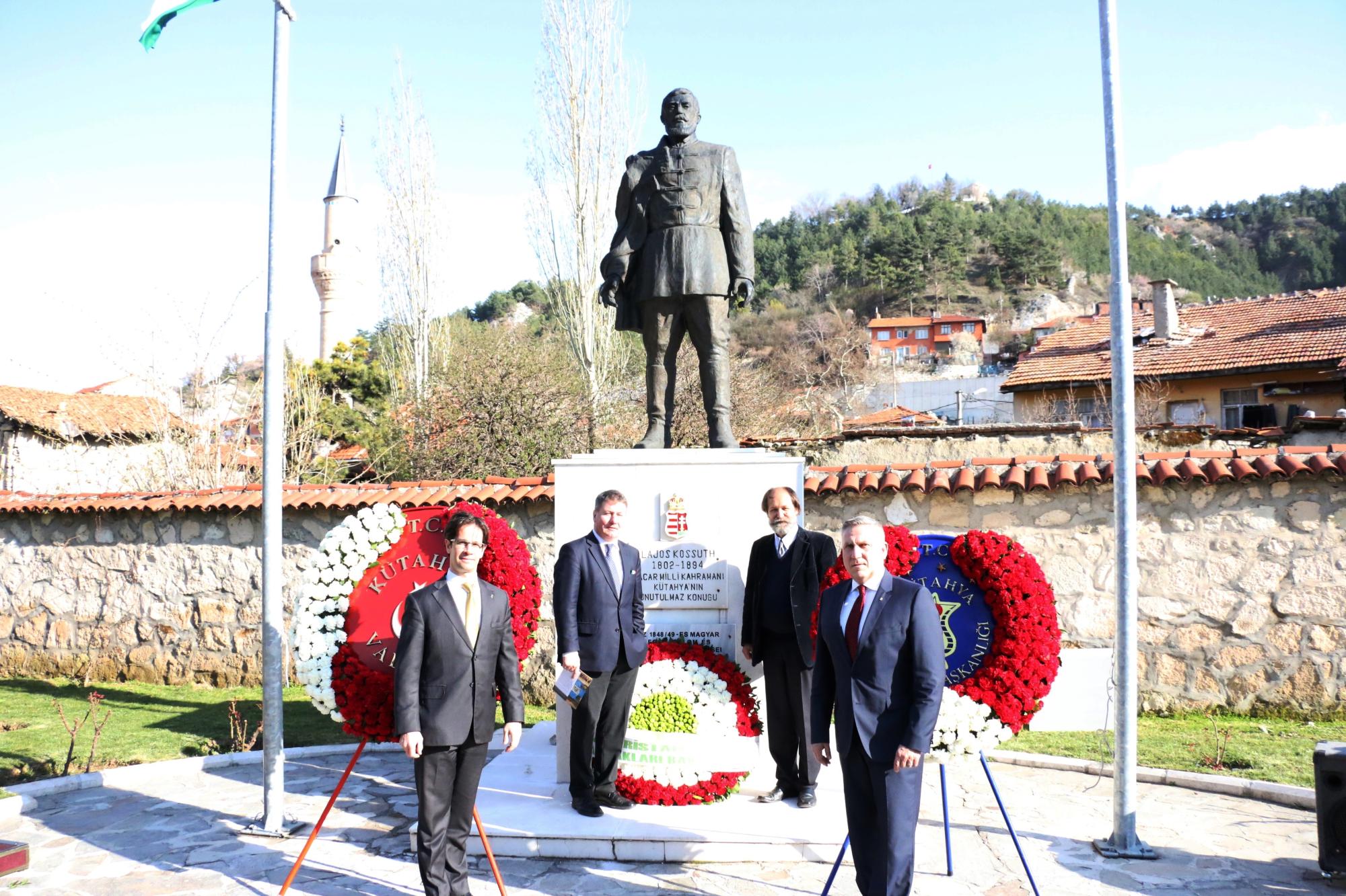 Koszorúzás a kütahyai múzeum kertjében álló Kossuth-szobornál
