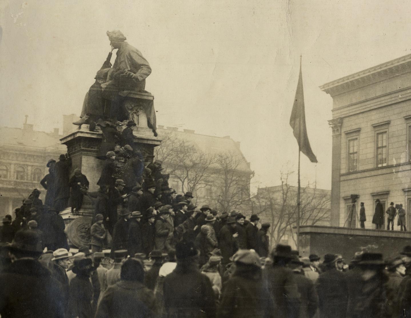 Emberpiramis Ady temetésén 3