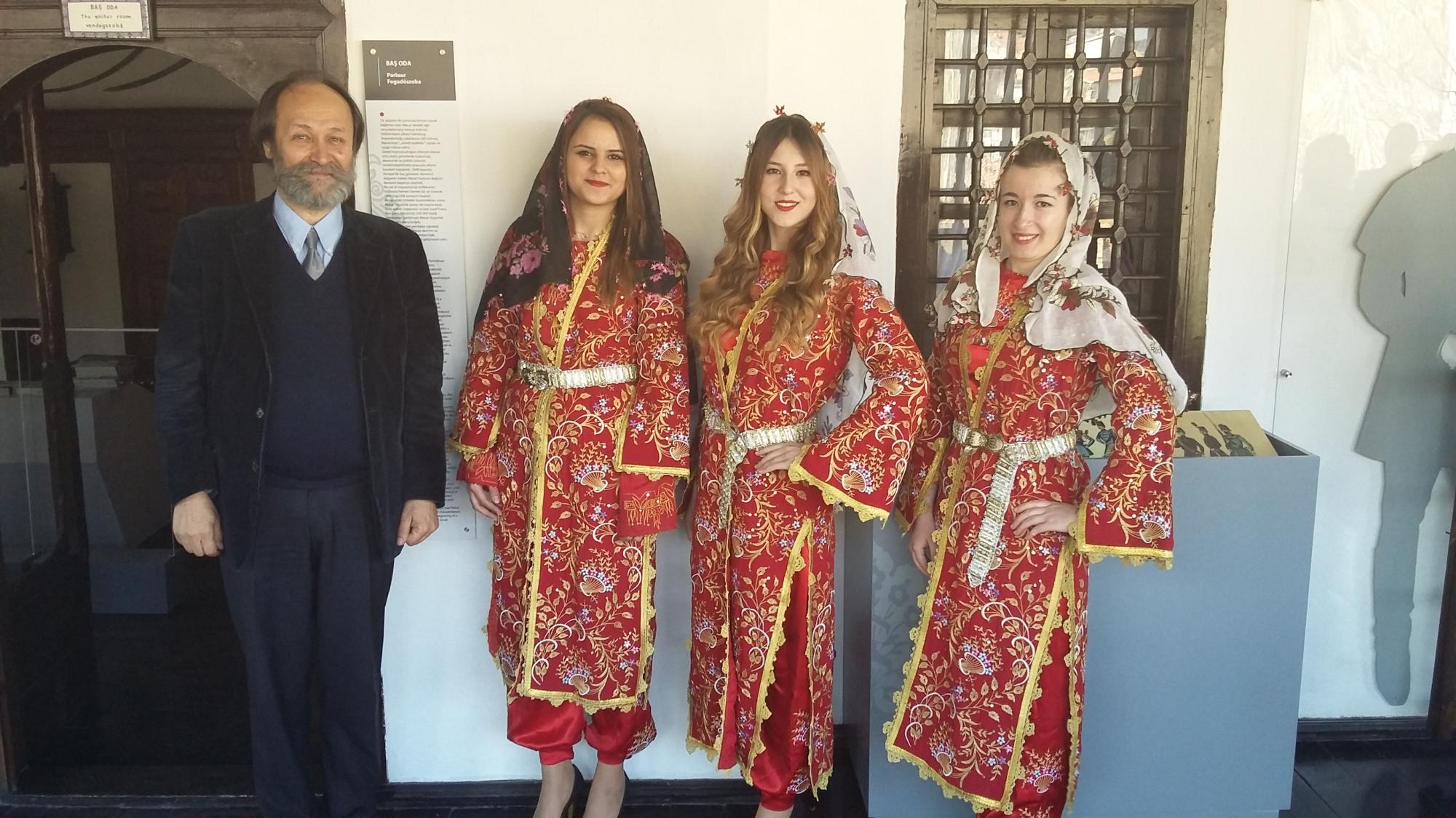 Csorba László főigazgató a megnyitó vendégeivel