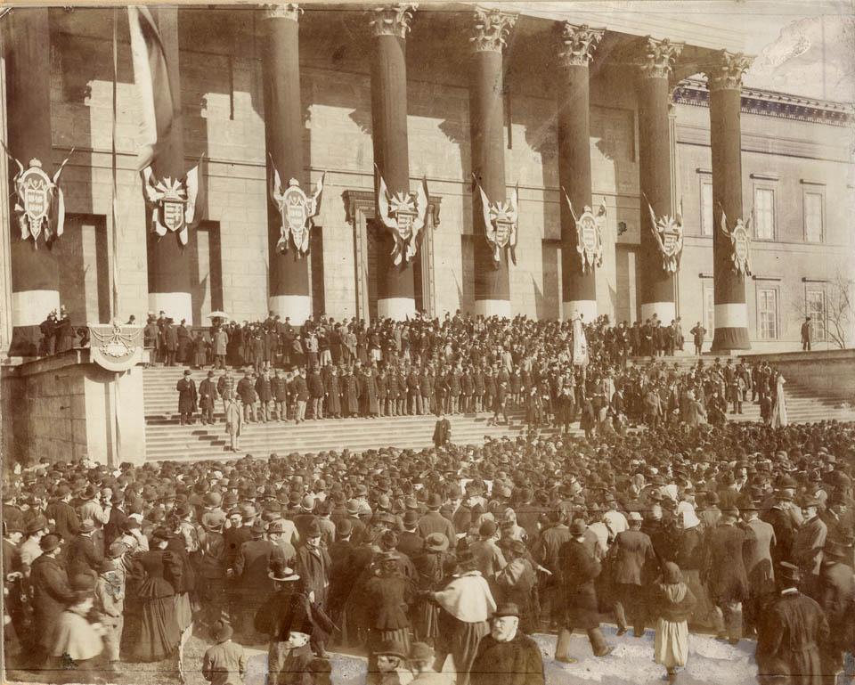 Ünneplő közönség a Múzeumkertben.