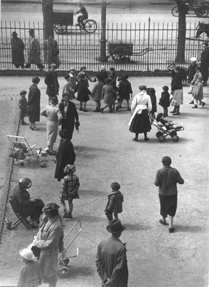 Múzeumkerti életkép az 1930-as évekből.